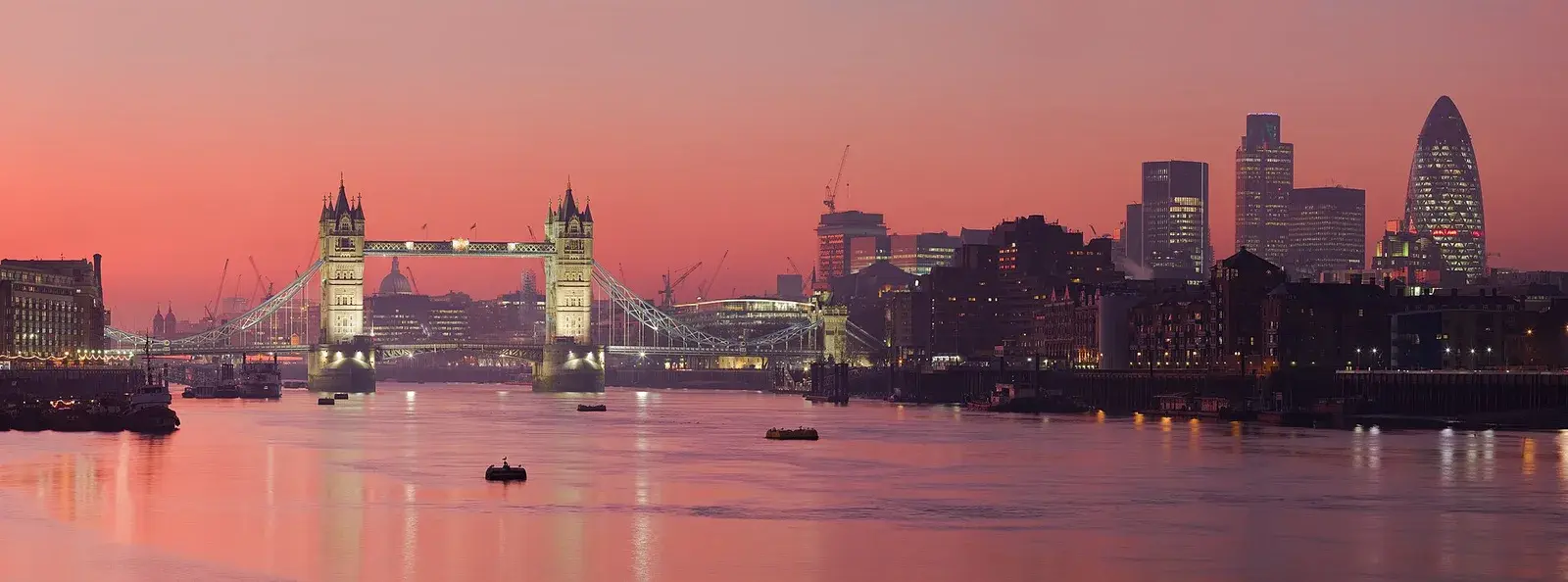 Cầu Tower Bridge và sông Thames tại London