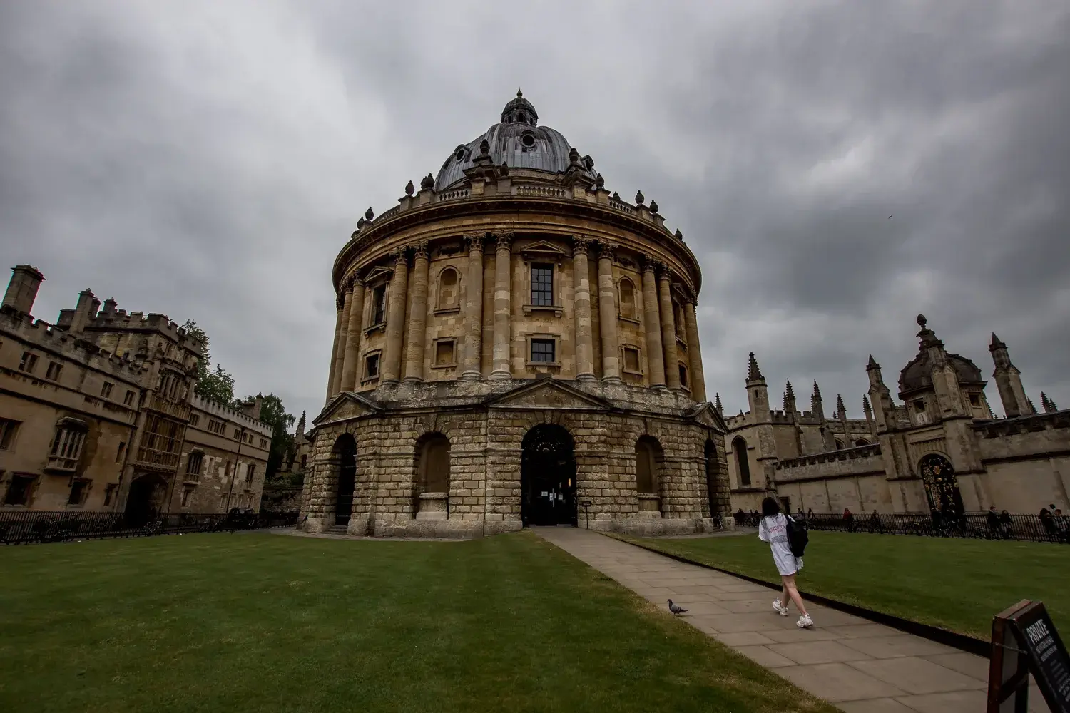 Thư viện Radcliffe Camera giữa thành phố Oxford