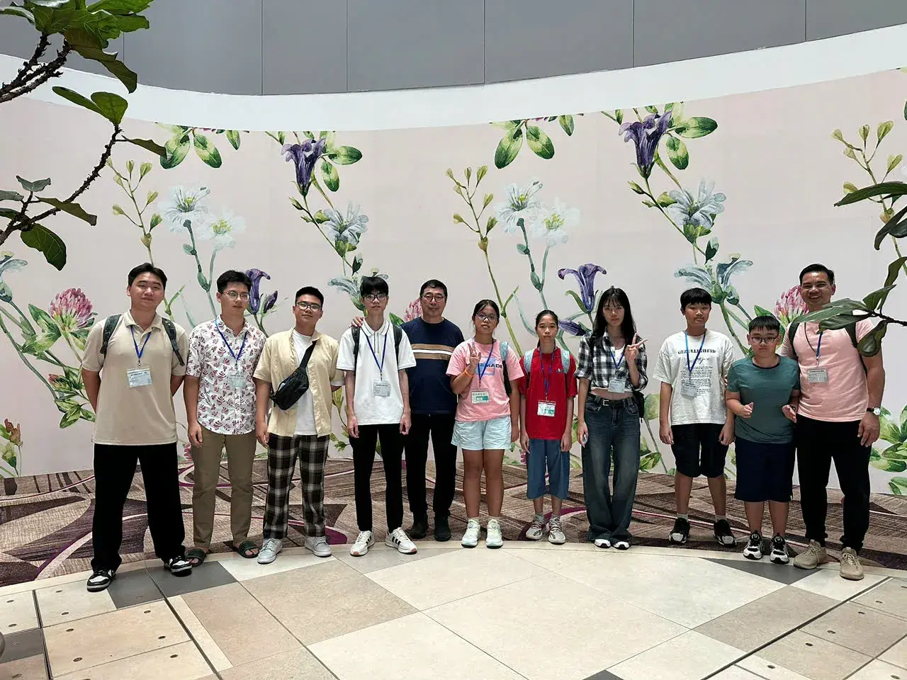 Đoàn học sinh tại sân bay Changi trước giờ về