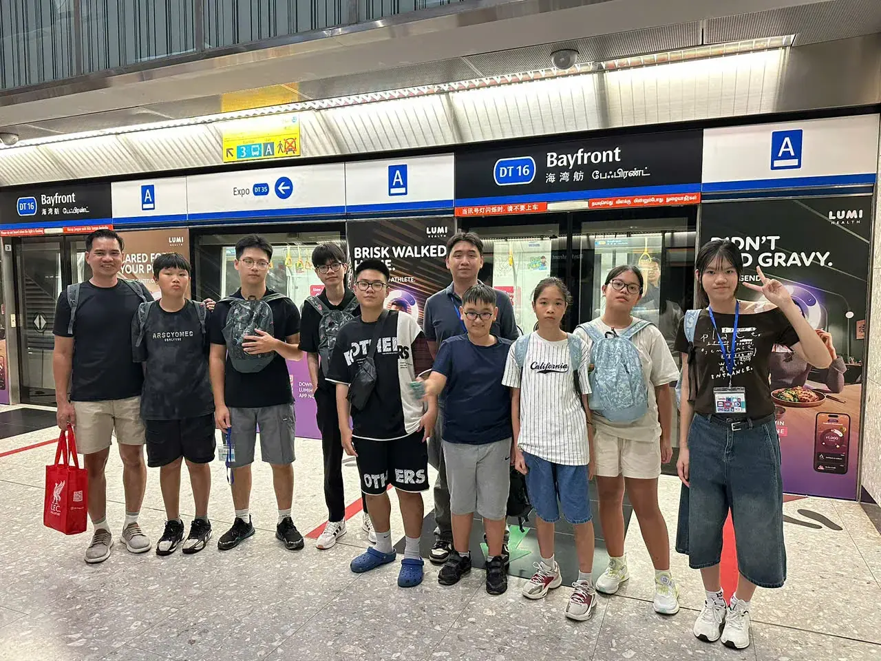 Học sinh trải nghiệm tàu điện MRT tại Singapore