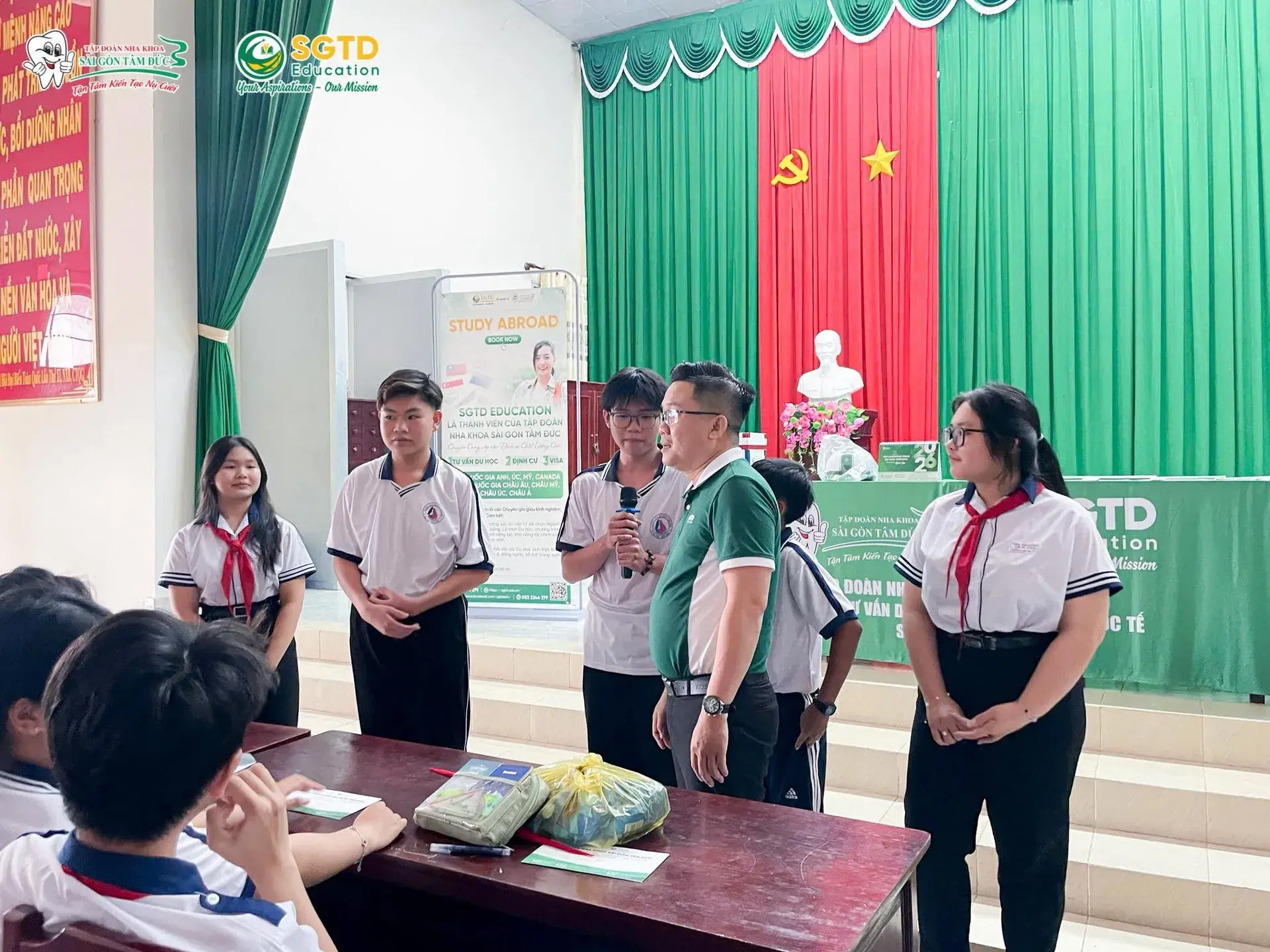 Buổi Chia Sẻ Thông Tin Du Học và Chăm Sóc Răng Miệng đến Các "Búp Măng Ngon" tại Trường THCS Tiệm Tôm (ảnh 8/39)
