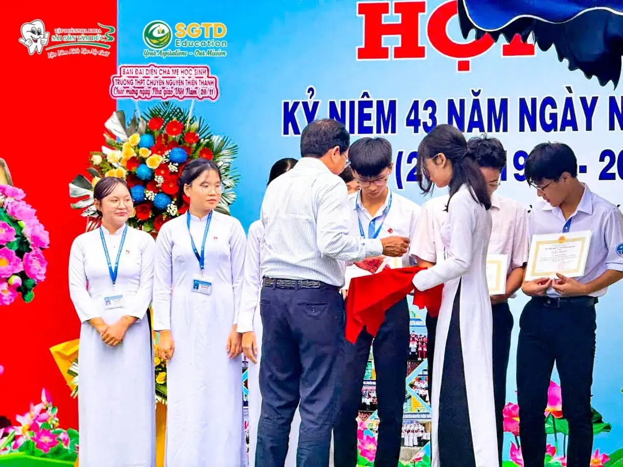 Chúc Mừng Lễ Kỷ Niệm Ngày Nhà Giáo Việt Nam 20/11 tại THPT Chuyên Nguyễn Thiện Thành & THPT Nguyễn Đình Chiểu (ảnh 13/17)