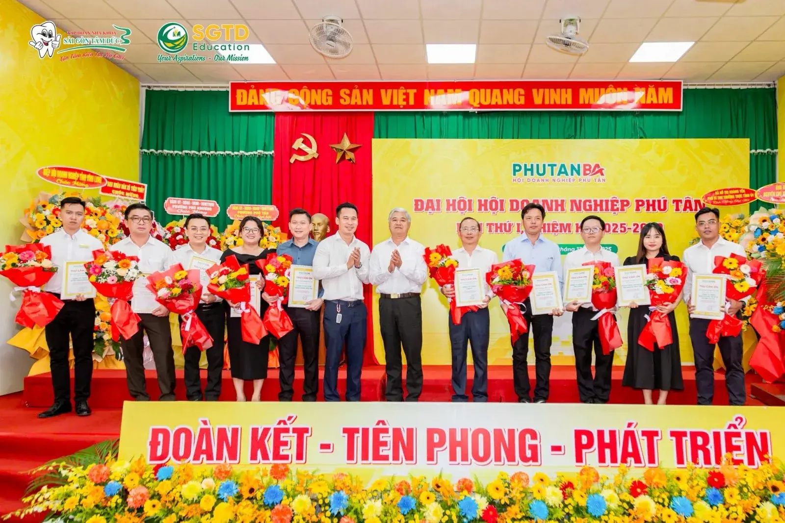 Đội ngũ SGTD Education chụp ảnh tại khu vực triển lãm Đại hội
