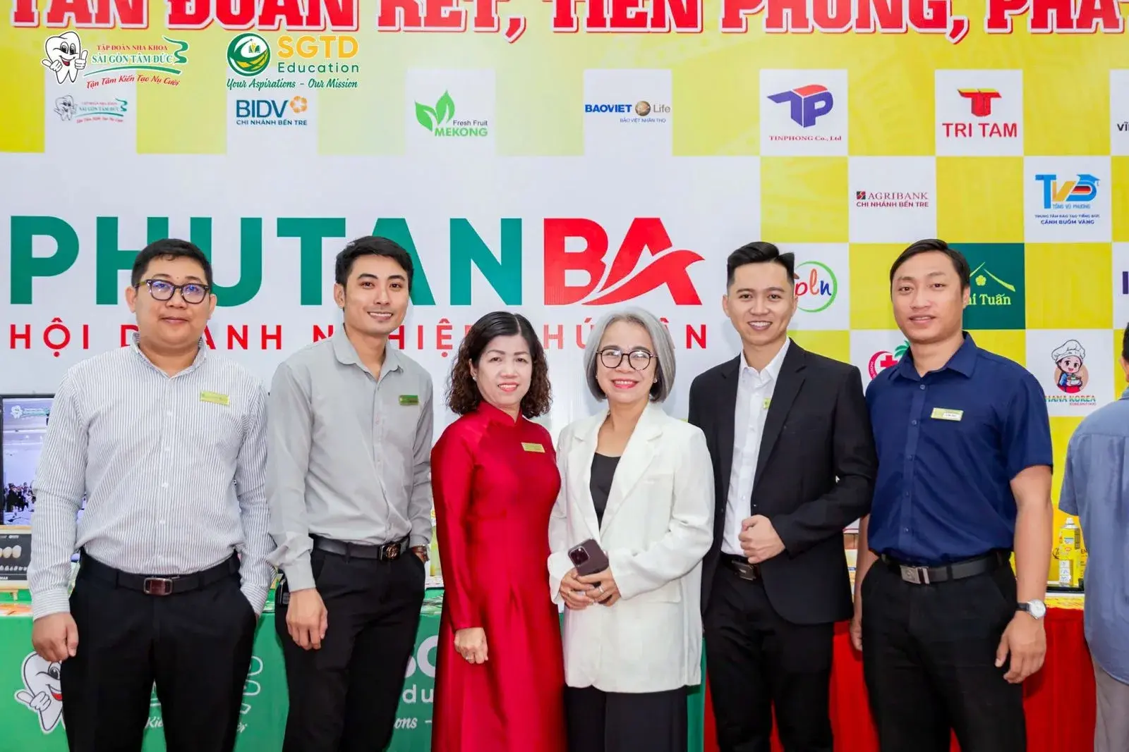 Cổng chào Đại hội Hội Doanh nghiệp Phú Tân Lần Thứ I, Nhiệm kỳ 2025–2030