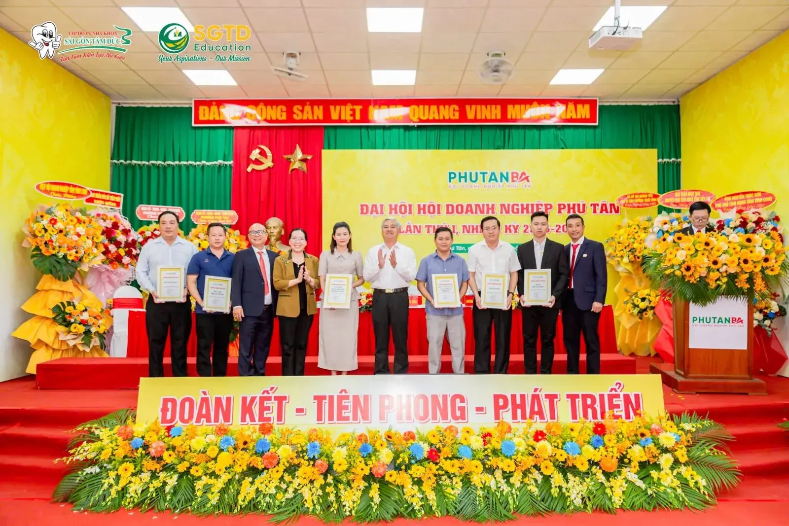 Đại biểu tham quan gian hàng triển lãm sản phẩm doanh nghiệp Phú Tân