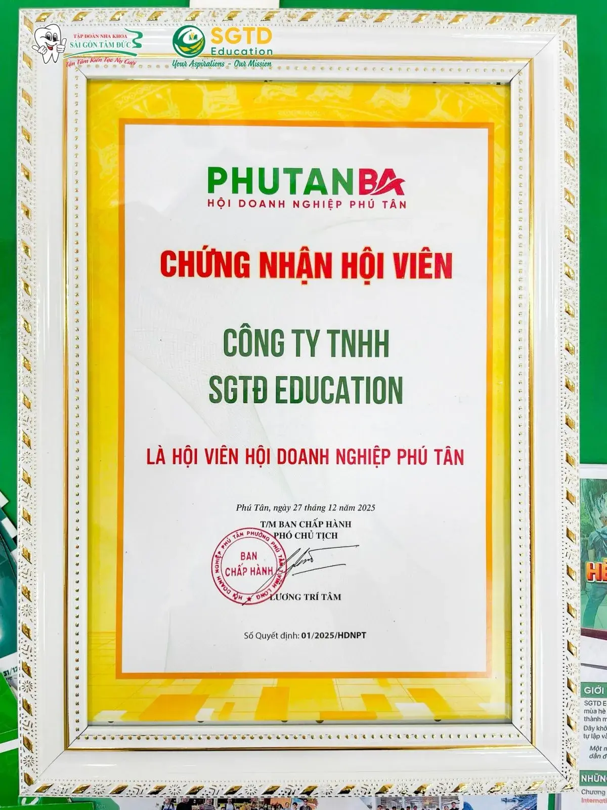 Đội ngũ SGTD Education chụp ảnh lưu niệm tại backdrop Đại hội