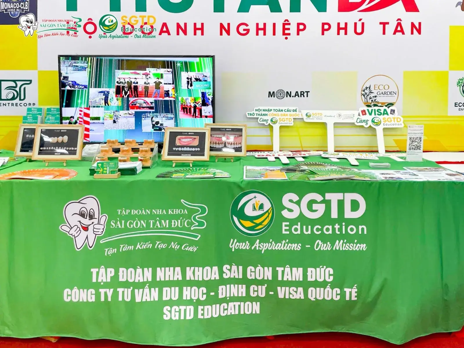Đại diện SGTD Education chụp ảnh lưu niệm tại Đại hội Hội Doanh nghiệp Phú Tân