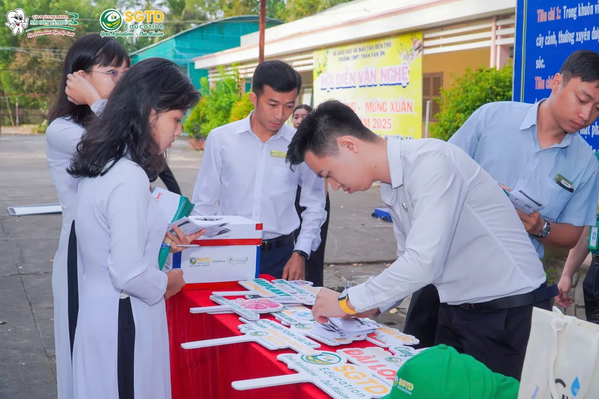 Định Hướng Tương Lai - Tư Vấn Hướng Nghiệp cùng SGTD Education tại Trường THPT Trần Văn Ơn (ảnh 26/30)