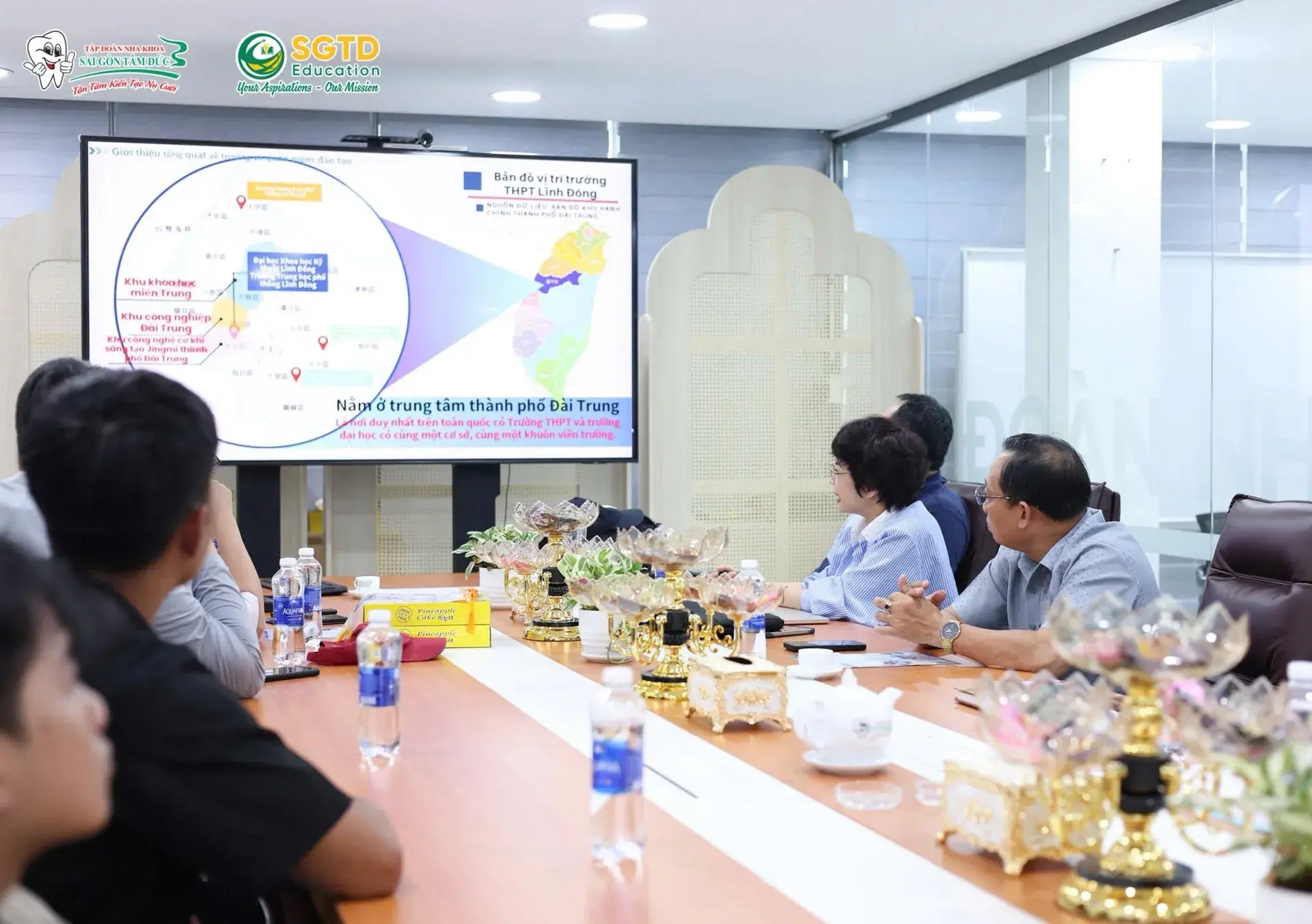 Đón Tiếp Đoàn Trường Lĩnh Đông – Thắt Chặt Hợp Tác Quốc Tế cùng (ảnh 6/11)