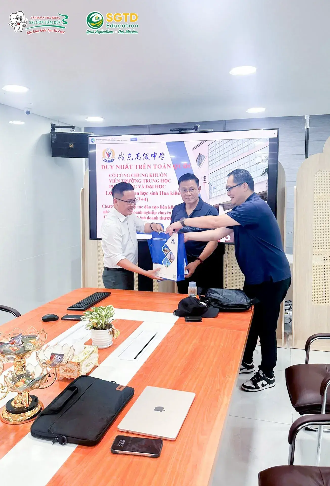 Đón Tiếp Đoàn Trường Lĩnh Đông – Thắt Chặt Hợp Tác Quốc Tế cùng (ảnh 10/11)
