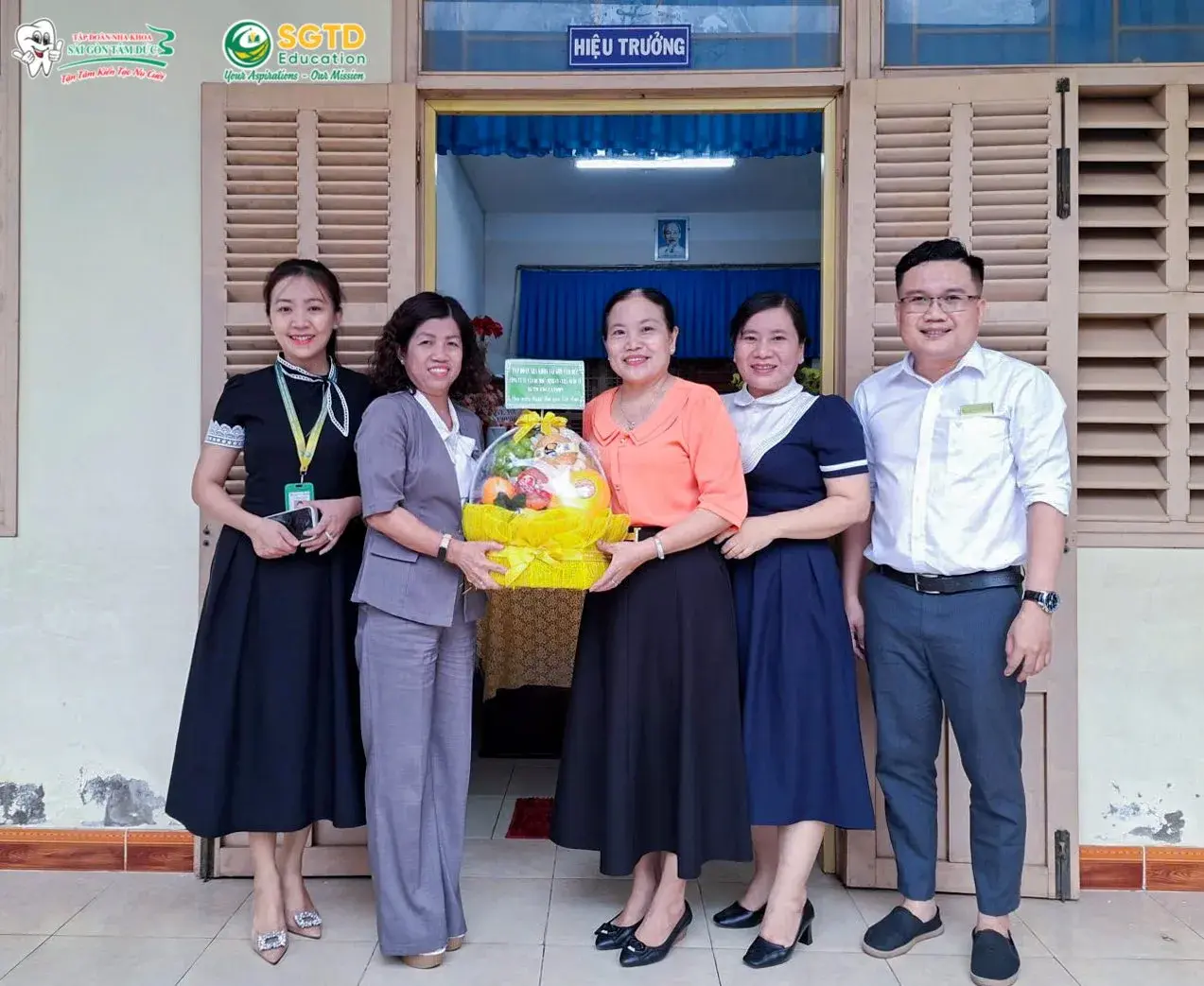 Đội ngũ SGTD Education chụp ảnh lưu niệm cùng Thầy Cô trong chuyến thăm 20/11