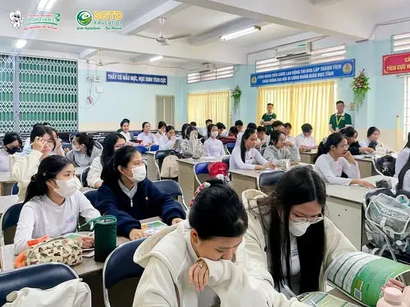 Đồng Hành từ Những Bước Đầu Tiên – Buổi Tư Vấn Chuyên Sâu cùng Học Sinh Khối 11,12 tại Trường THPT Nguyễn Đình Chiểu (ảnh 2/10)