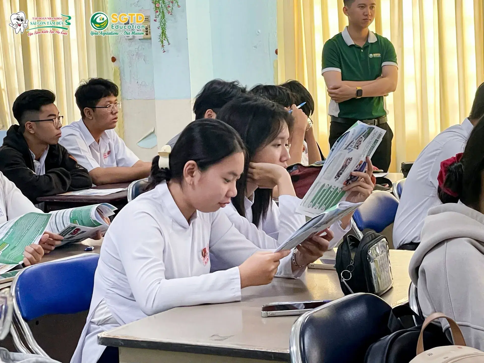 Đồng Hành từ Những Bước Đầu Tiên – Buổi Tư Vấn Chuyên Sâu cùng Học Sinh Khối 11,12 tại Trường THPT Nguyễn Đình Chiểu (ảnh 6/10)