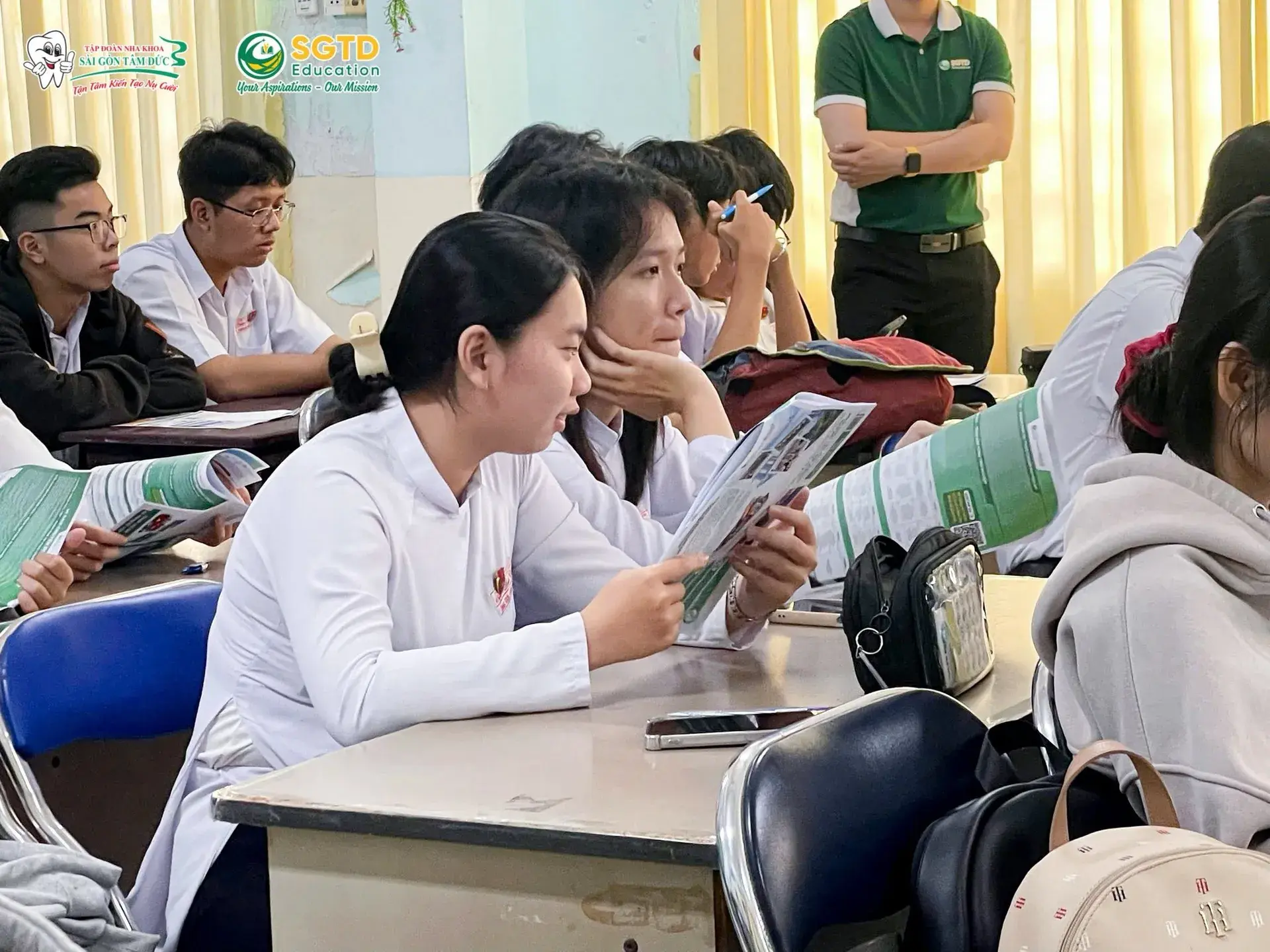 Đồng Hành từ Những Bước Đầu Tiên – Buổi Tư Vấn Chuyên Sâu cùng Học Sinh Khối 11,12 tại Trường THPT Nguyễn Đình Chiểu (ảnh 7/10)