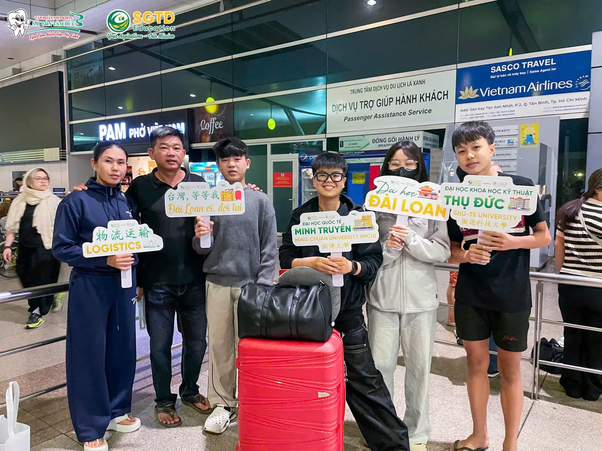 Gia đình và đội ngũ SGTD Education tiễn Quỳnh Như tại sân bay ngày 21/03/2026