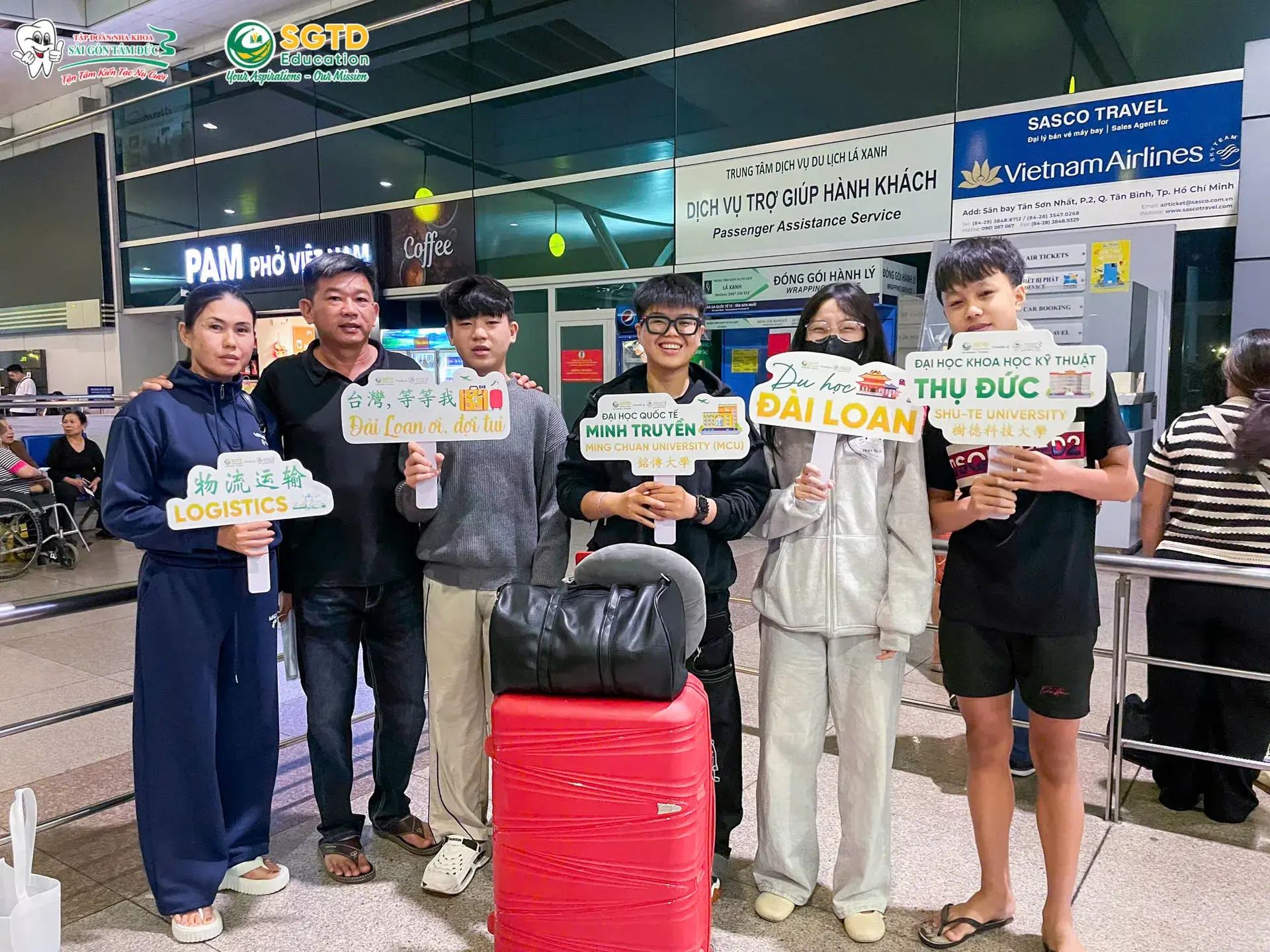 Quỳnh Như và gia đình tại khu vực check-in sân bay quốc tế