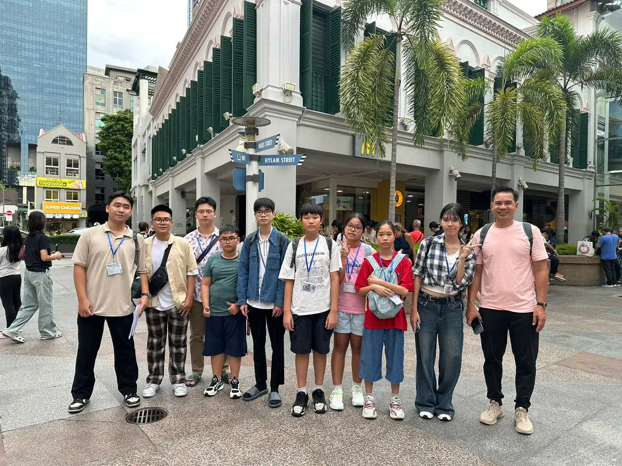 Học sinh trải nghiệm văn hóa đa dạng tại Chinatown Singapore