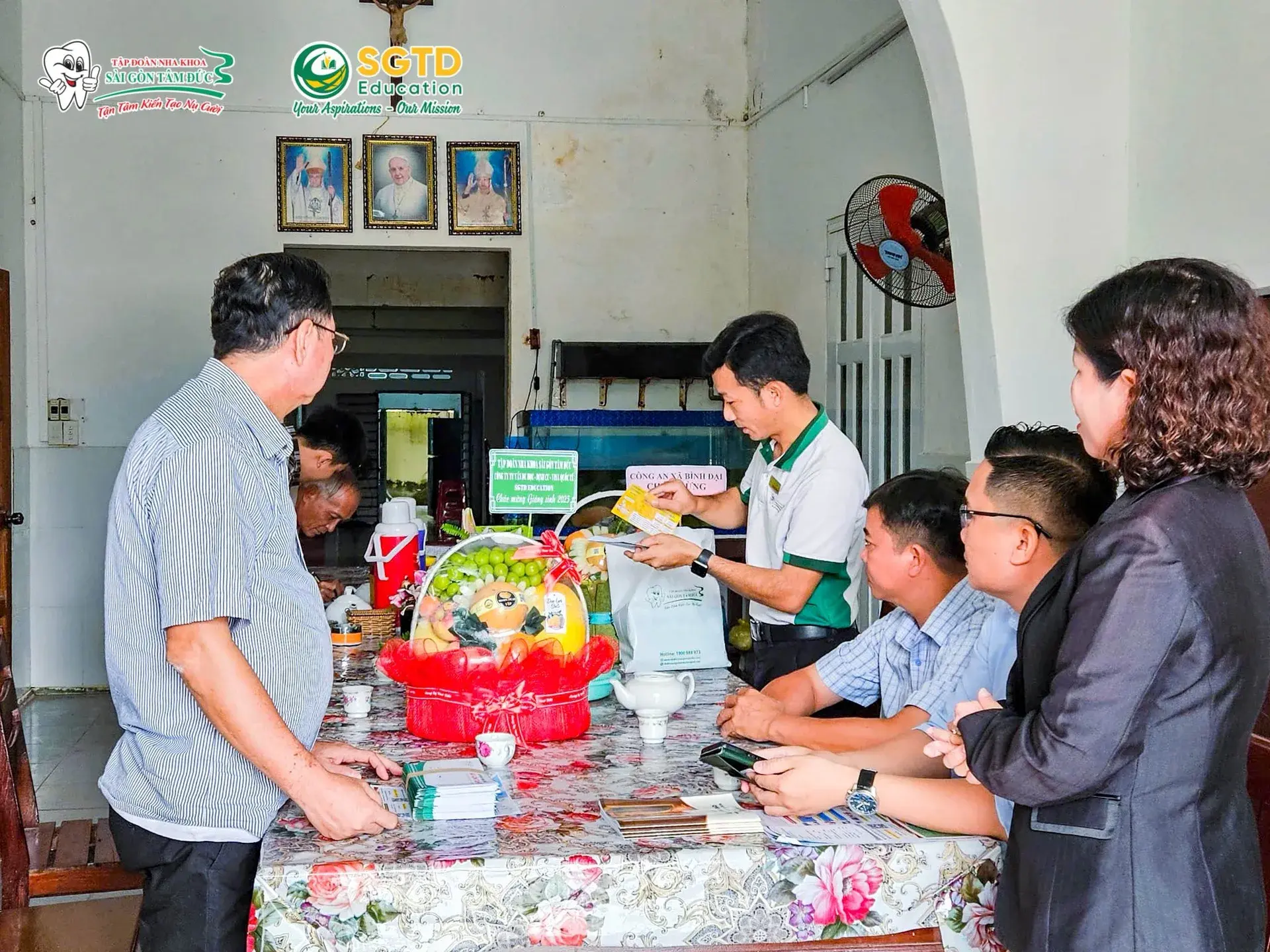 Các thanh niên Họ đạo Bình Đại cùng đoàn SGTD Education chụp ảnh lưu niệm