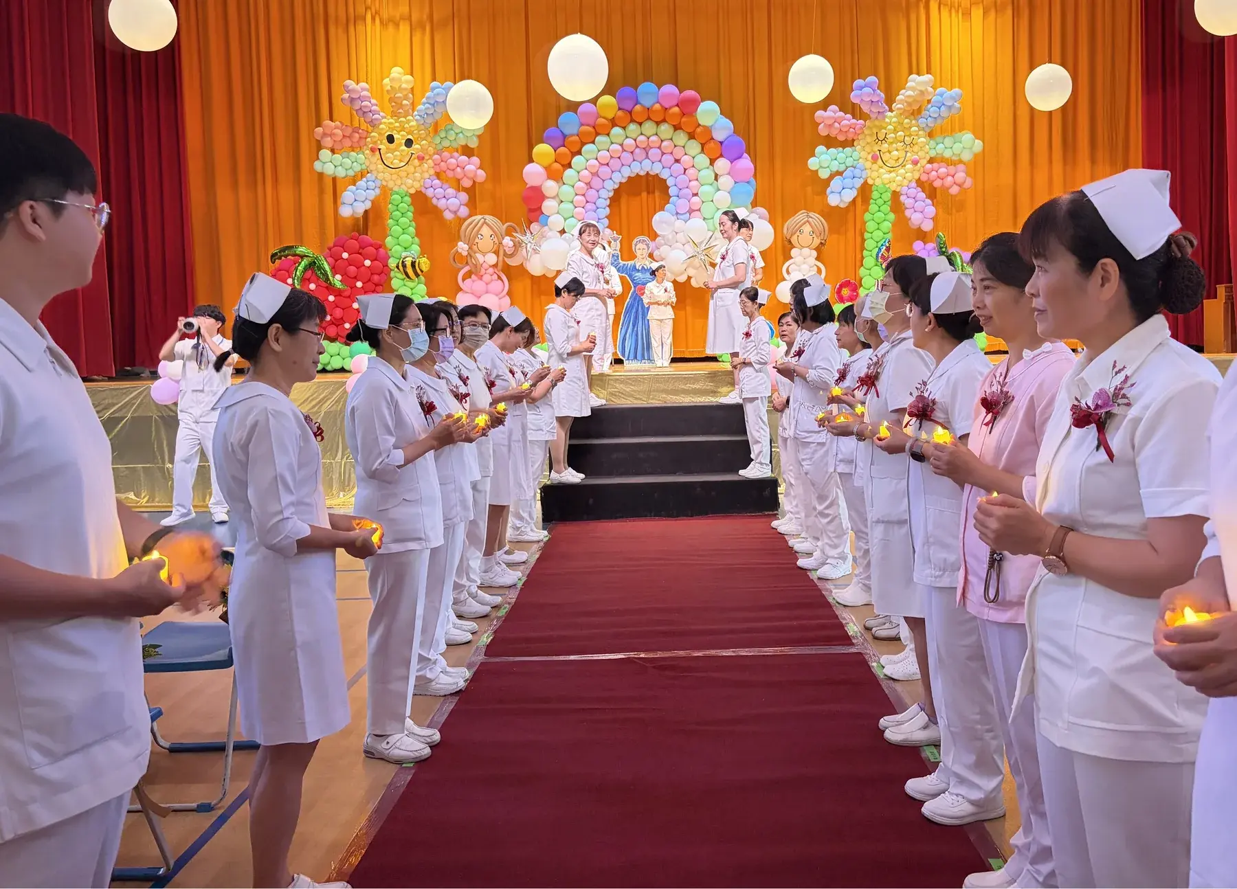 Sinh viên Fooyin University trong nghi thức thắp nến ngành Điều dưỡng