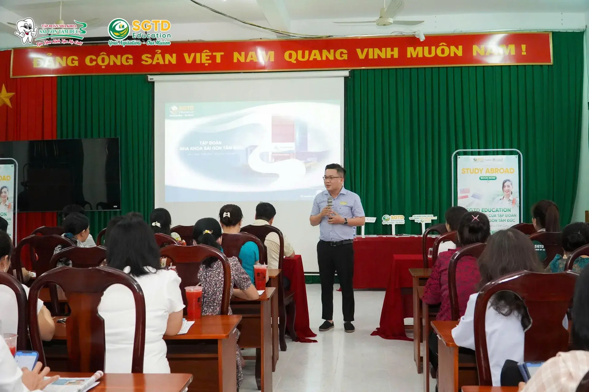 Chuyên gia SGTD Education trình bày lộ trình du học cá nhân hóa cho đội ngũ Thầy Cô THPT Chuyên Bến Tre