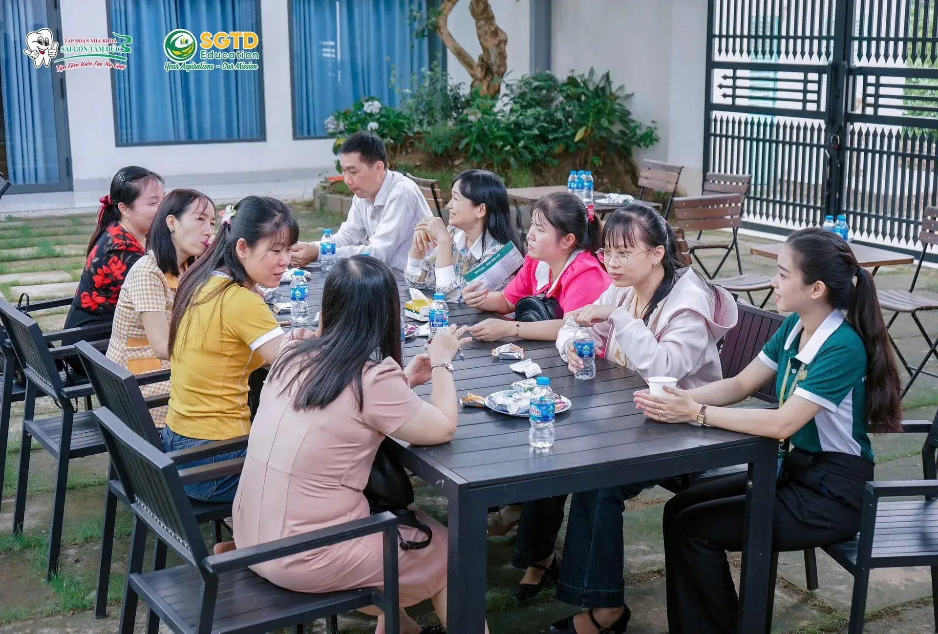 Học viên chụp ảnh lưu niệm tại buổi khai giảng Khóa đào tạo AI 01.2025