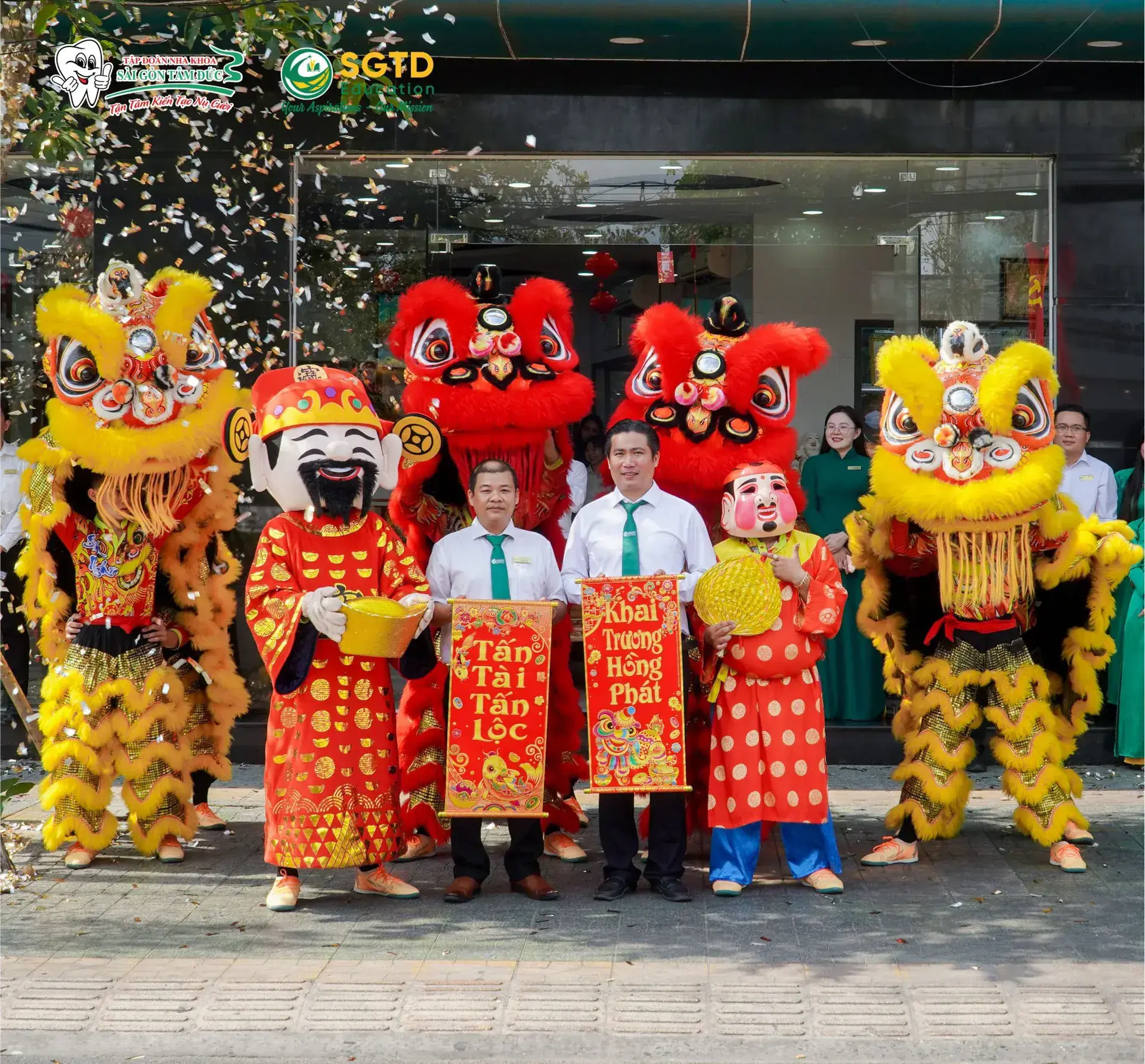 Đại diện SGTD Education nhận liễn chúc mừng Tân Tài Tận Lộc – Khai Trương Hồng Phát