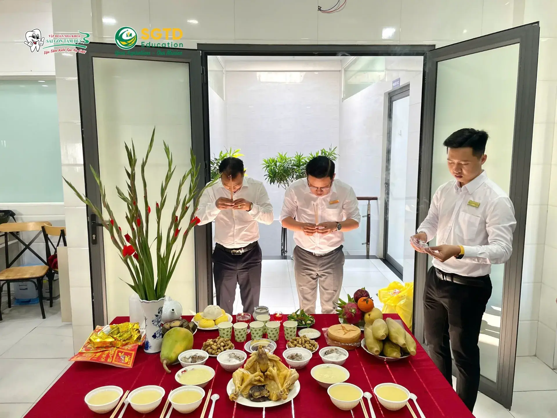 Đội ngũ dâng hương khai xuân trước mâm lễ đầy đủ tại SGTD Education
