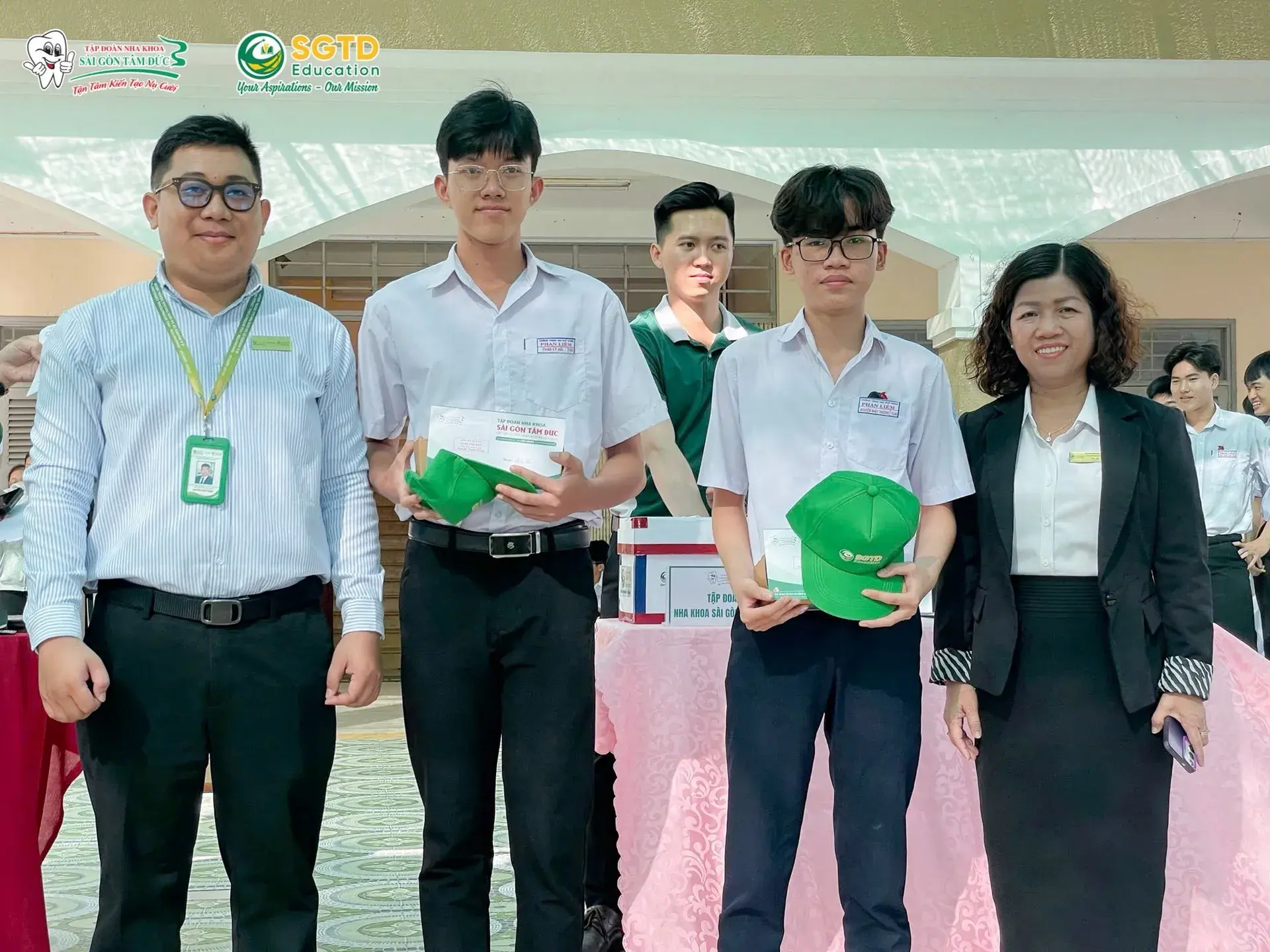 Khởi Đầu Năng Lượng Tuần Mới - SGTD Education Lan Toả Giá Trị Giáo Dục cho Các Em Học Sinh tại Trường THPT Phan Liêm (ảnh 22/31)