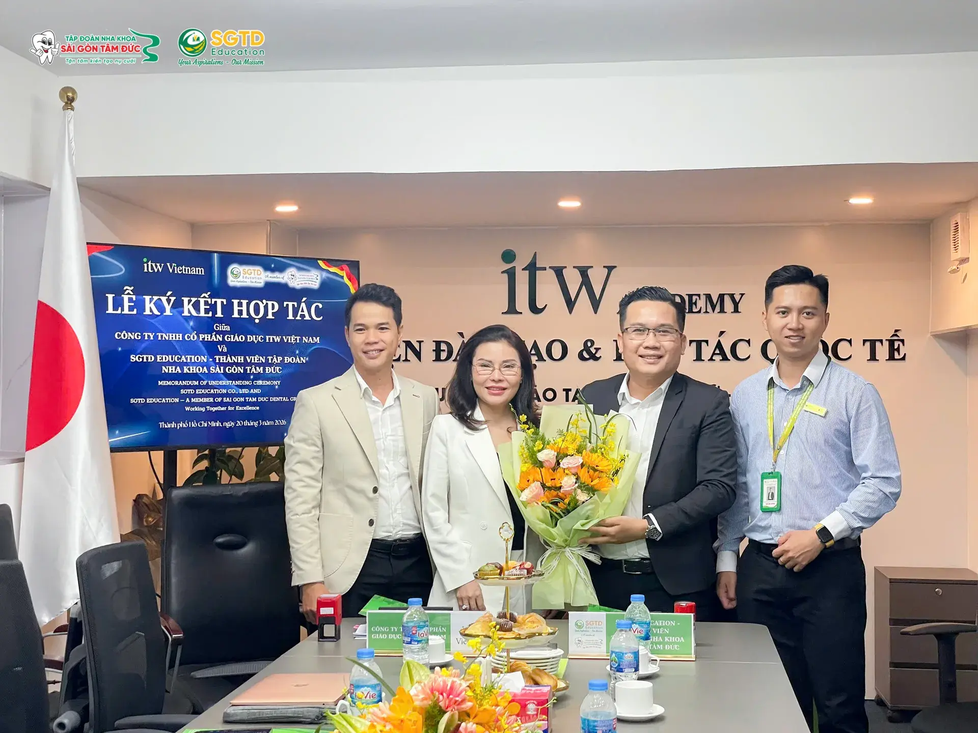 Đại diện hai bên chụp ảnh lưu niệm sau lễ ký kết thành công