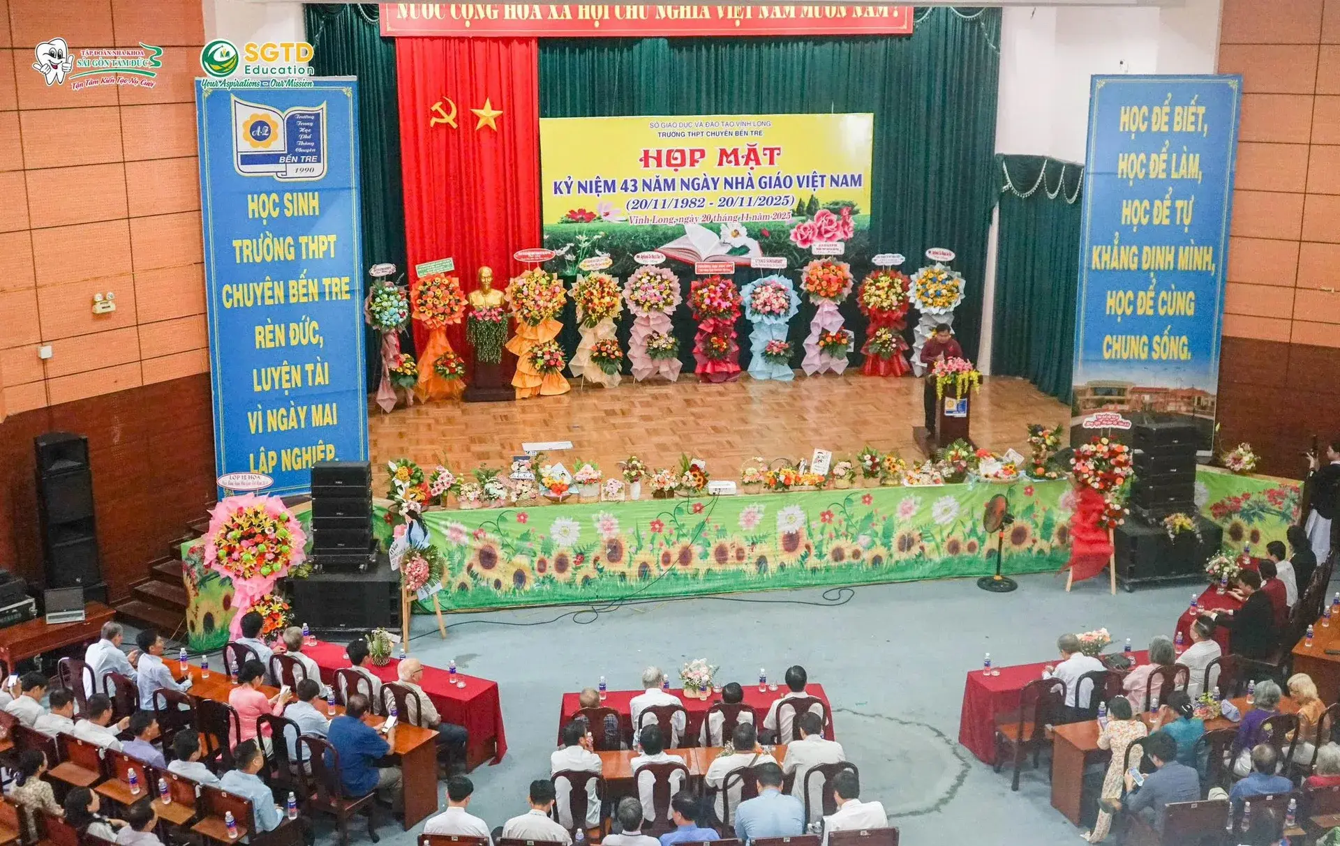 Đội ngũ SGTD Education và Quý Thầy Cô Trường THPT Chuyên Bến Tre chụp ảnh lưu niệm