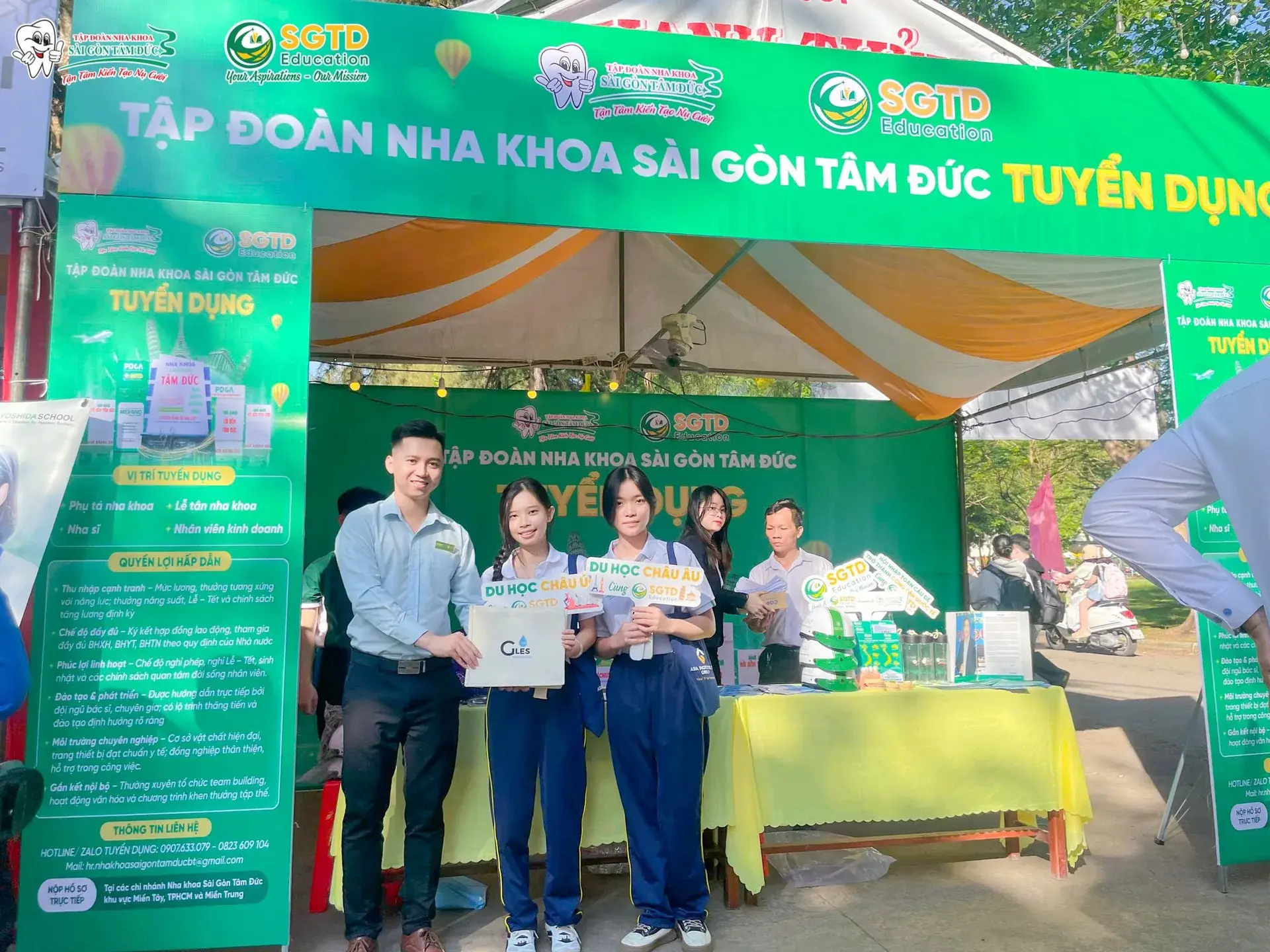 Sinh viên tốt nghiệp Trường Kỹ thuật & Công nghệ – ĐH Trà Vinh trao đổi tại gian hàng SGTD Education
