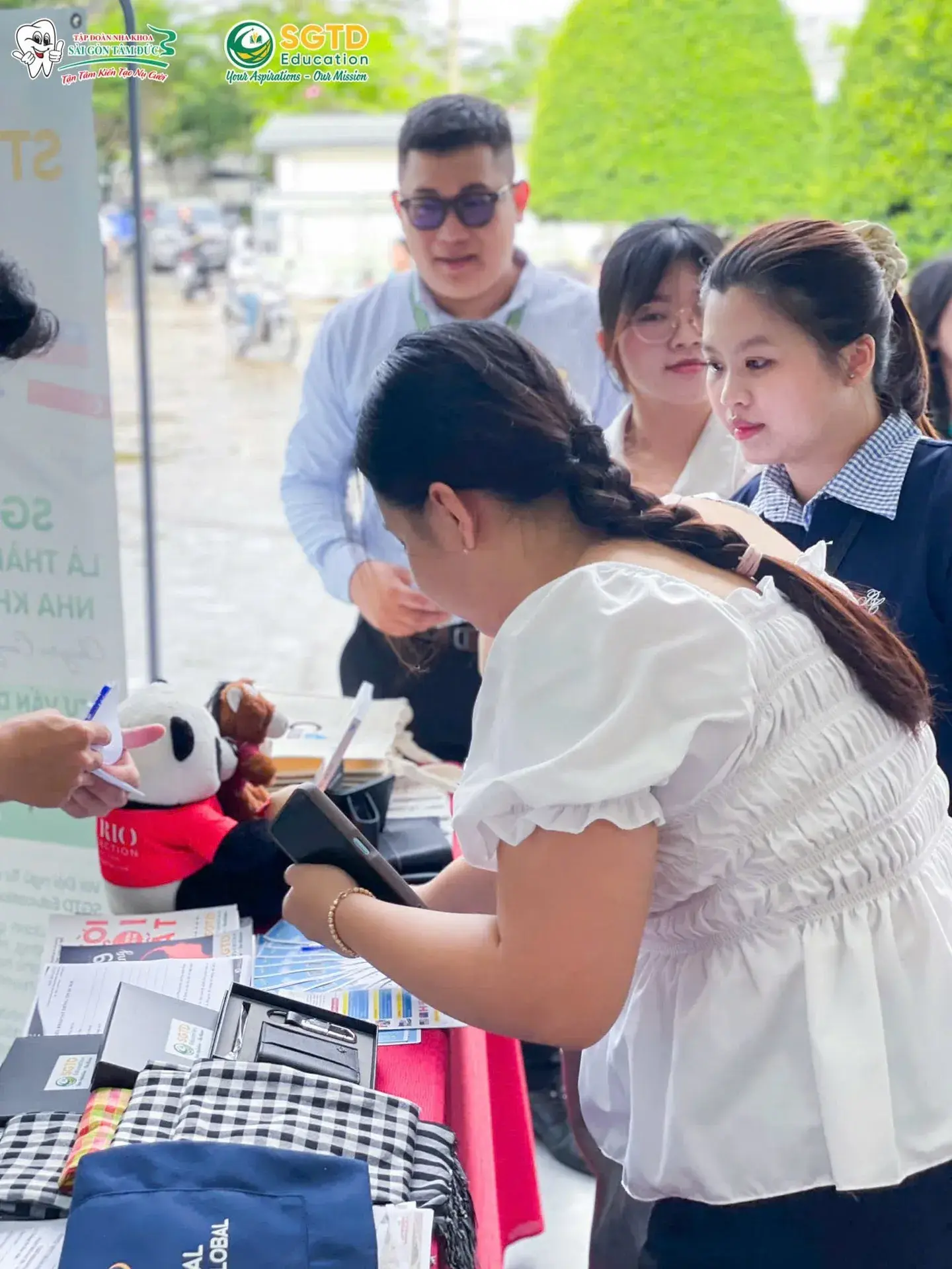 Nhà Tài Trợ Kim Cương Đồng Hành cùng Chương Trình “Nam Bộ Say Hi” Công Ty Tư Vấn Du Học Định Cư Visa Quốc Tế SGTD Education & Tập Đoàn Nha Khoa Sài… (ảnh 19/44)