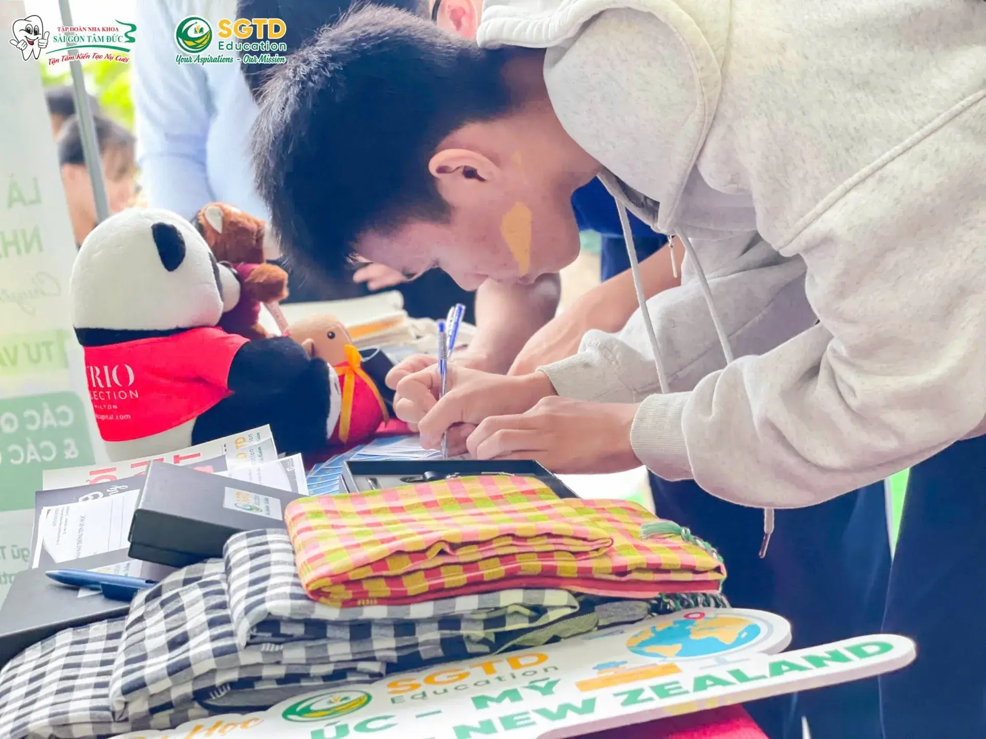 Nhà Tài Trợ Kim Cương Đồng Hành cùng Chương Trình “Nam Bộ Say Hi” Công Ty Tư Vấn Du Học Định Cư Visa Quốc Tế SGTD Education & Tập Đoàn Nha Khoa Sài… (ảnh 26/44)