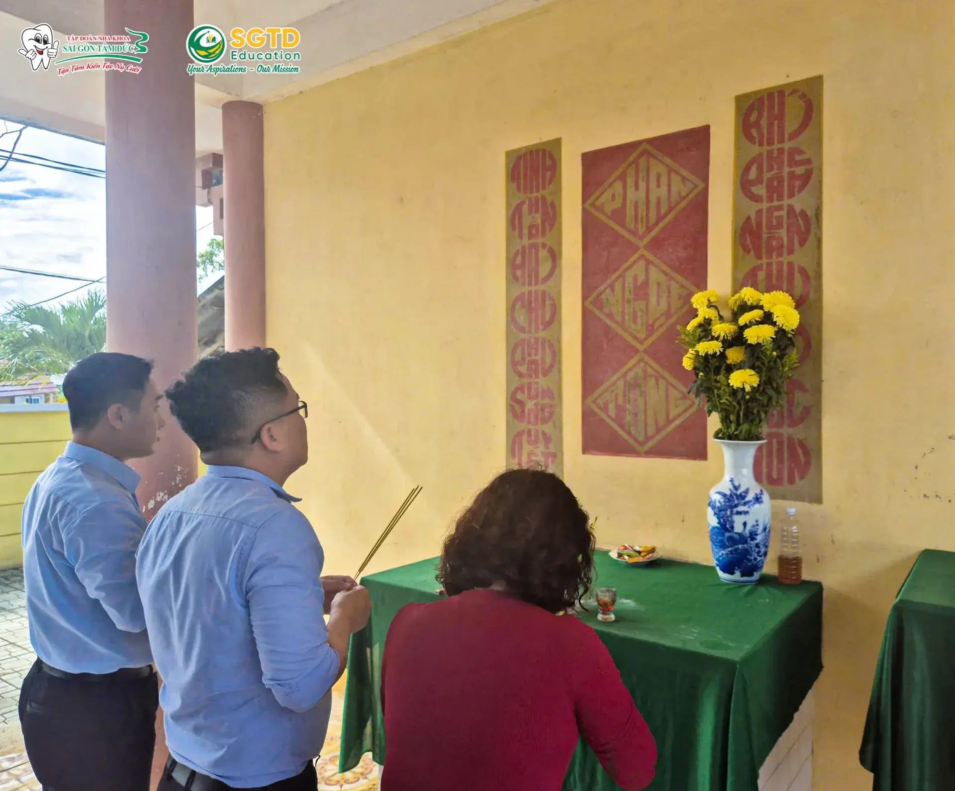 Không khí trang nghiêm trong buổi viếng thăm Đền thờ Cụ Phan Ngọc Tòng