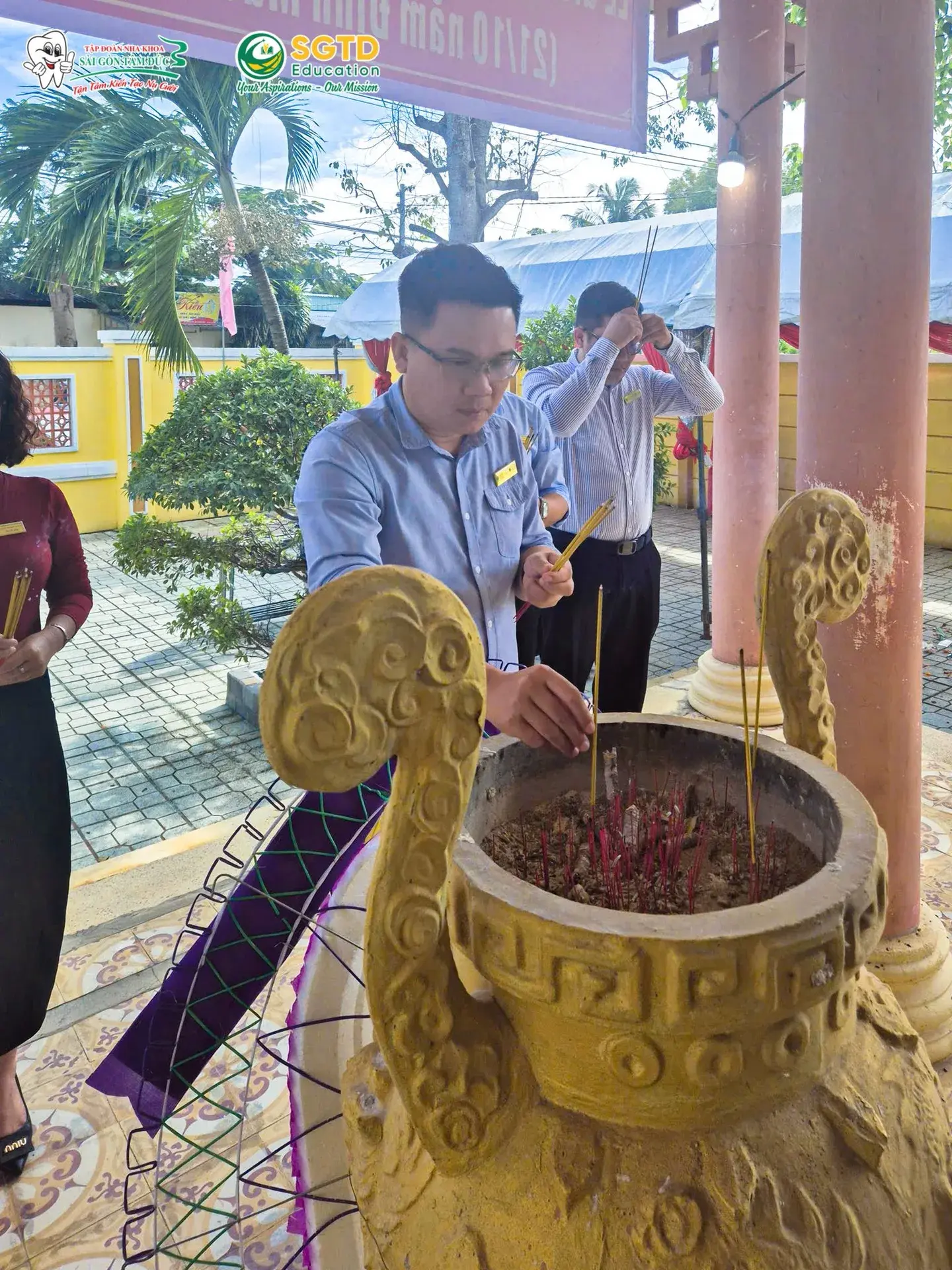 Đoàn SGTD Education chụp ảnh lưu niệm tại Đền thờ Cụ Phan Ngọc Tòng