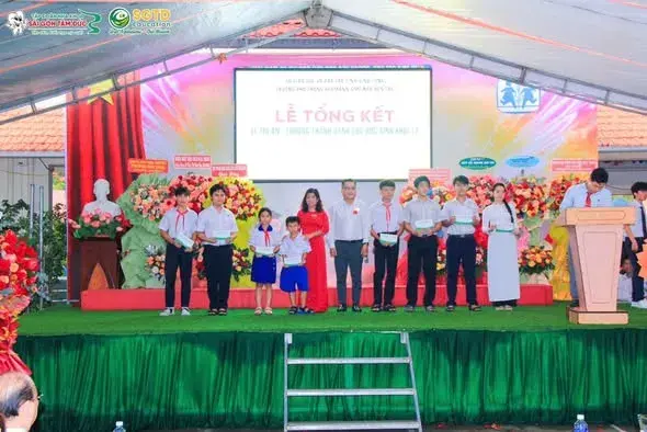 SGTD Education Trao Tặng Học Bổng trong Lễ Tổng Kết - Lễ Tri Ân & Trưởng Thành tại Trường Phổ Thông Hermann Gmeiner Bến Tre (ảnh 4/10)