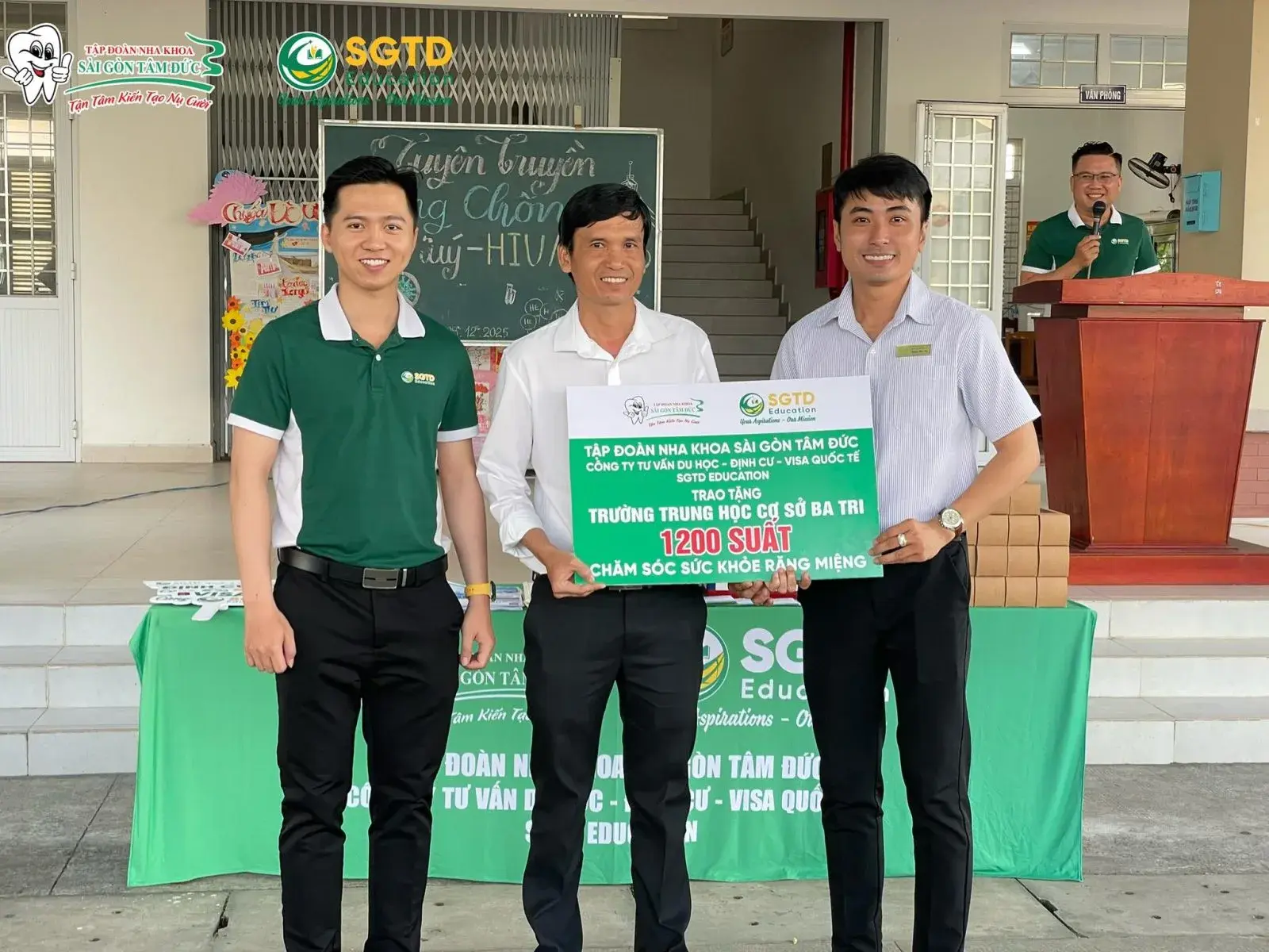 Nhóm học sinh nhận giải thưởng cùng đại diện SGTD Education
