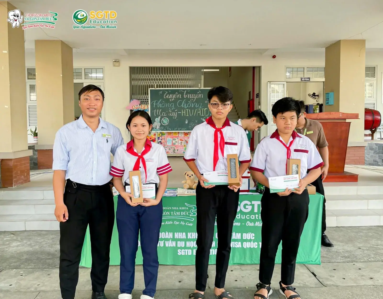 Nhóm học sinh nhận quà từ SGTD Education