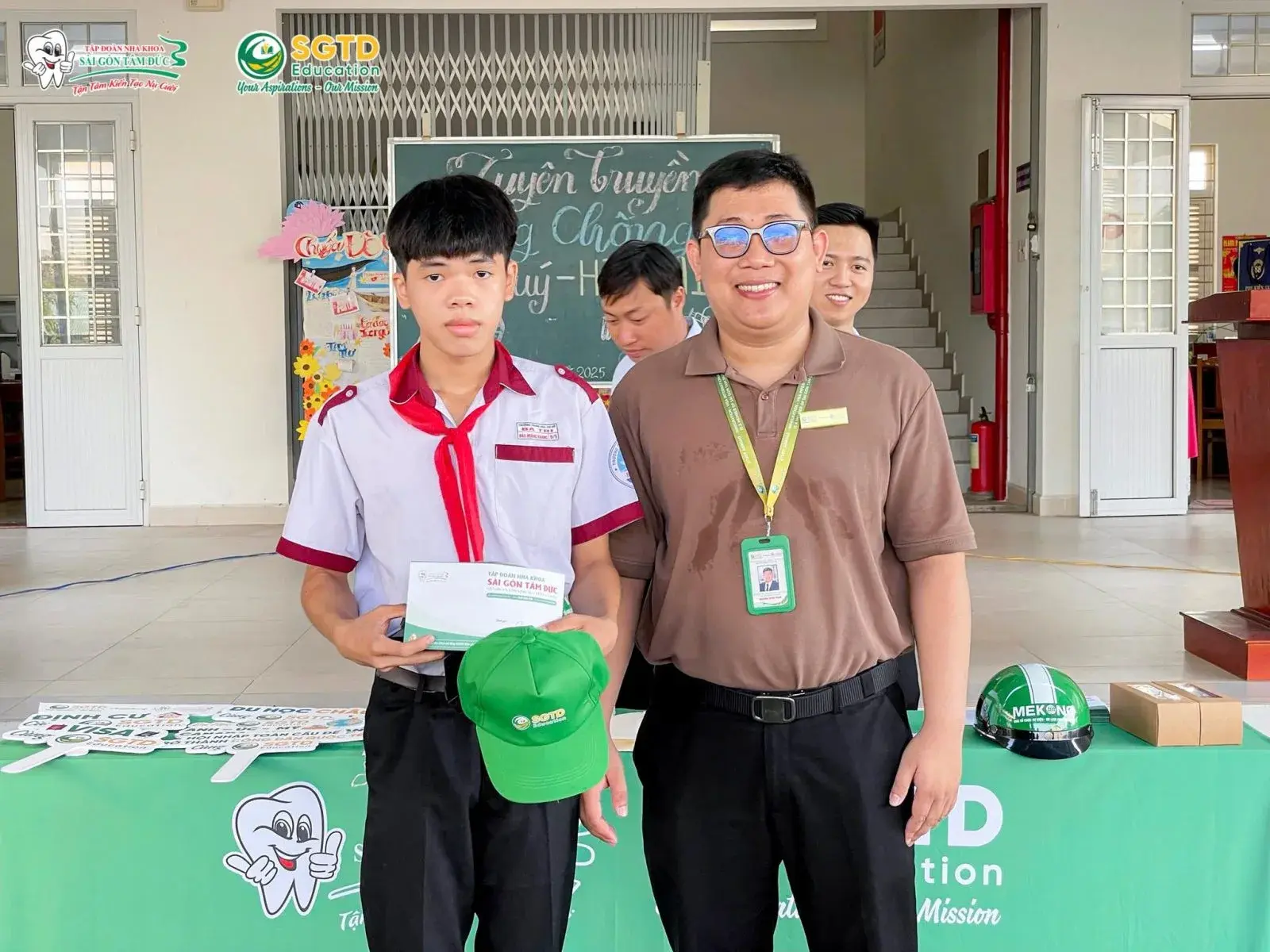 Học sinh vui mừng khoe Voucher VIP 1.000.000đ