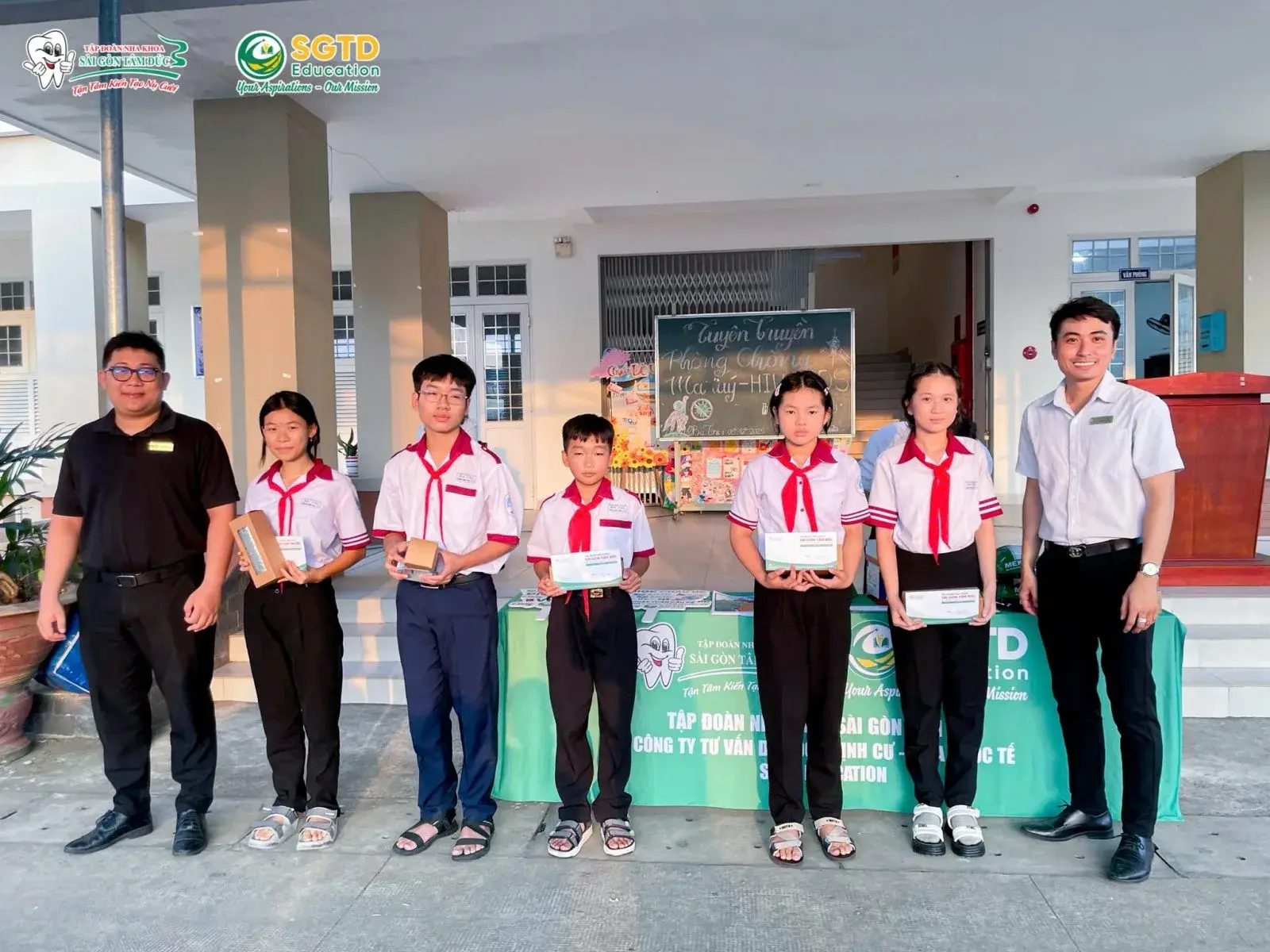 Học sinh cùng nhau cầm voucher và tài liệu