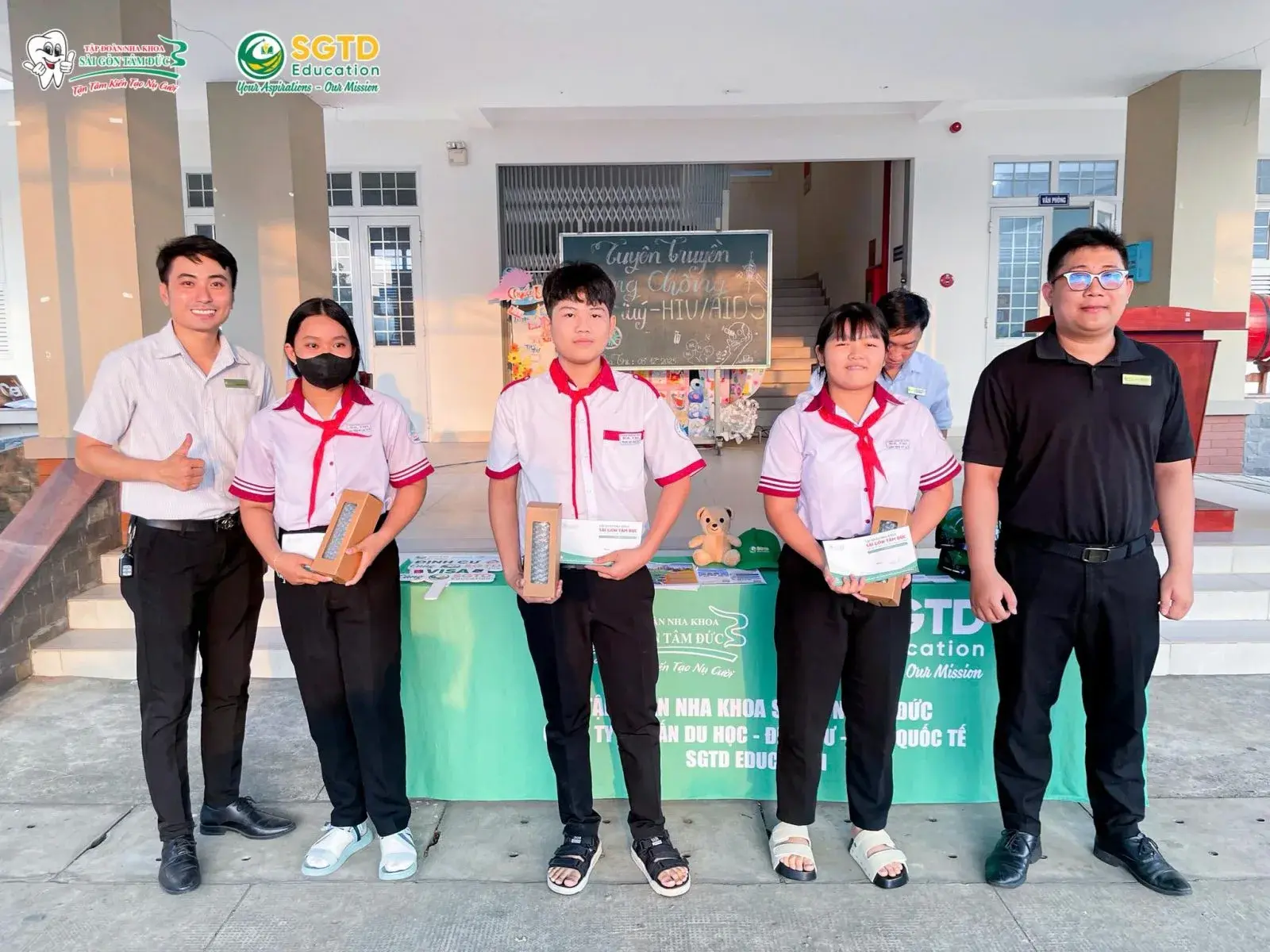 Nhóm học sinh nhỏ tuổi khoe Voucher VIP