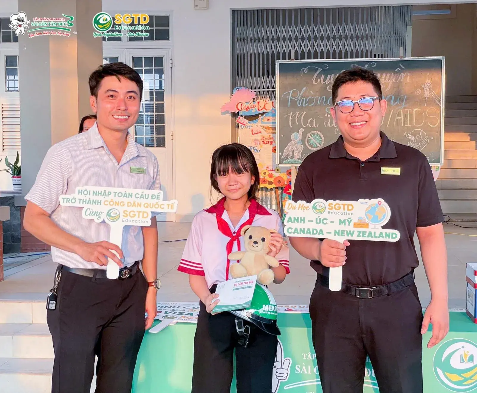 Toàn cảnh học sinh ngồi tham dự buổi chia sẻ
