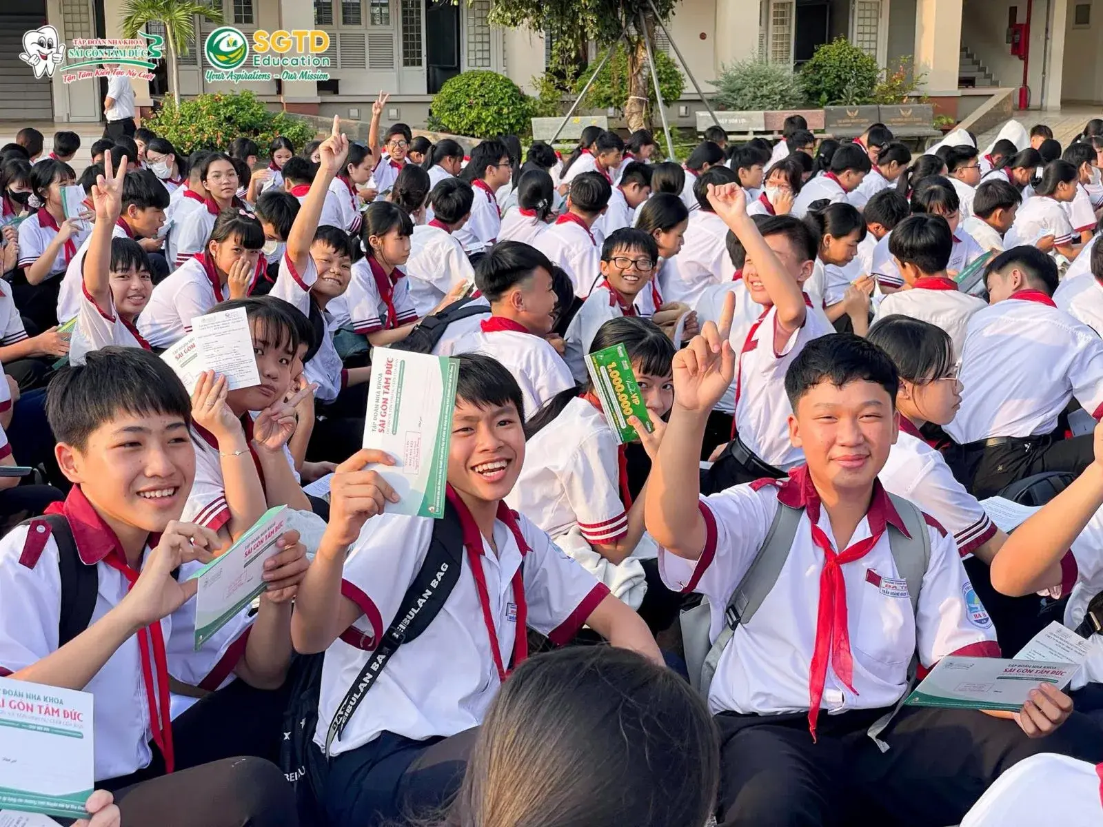 Nhóm chụp ảnh với bảng hiệu Du học SGTD Education