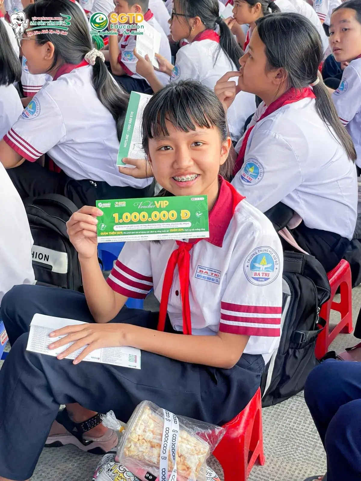 Nhóm học sinh nhận quà và chứng nhận