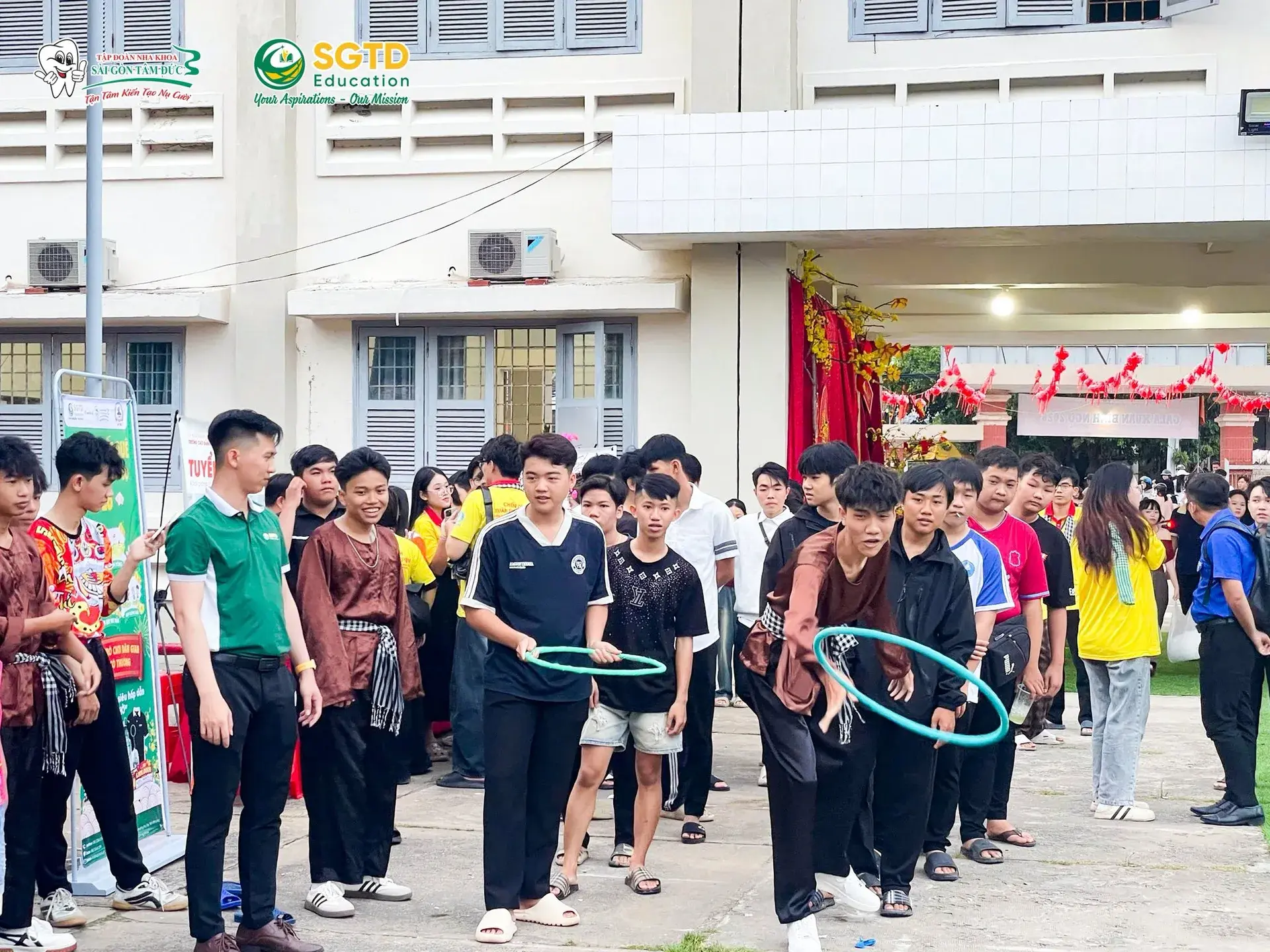 Đại diện SGTD Education chụp ảnh cùng học sinh và Ban Giám Hiệu trên sân khấu