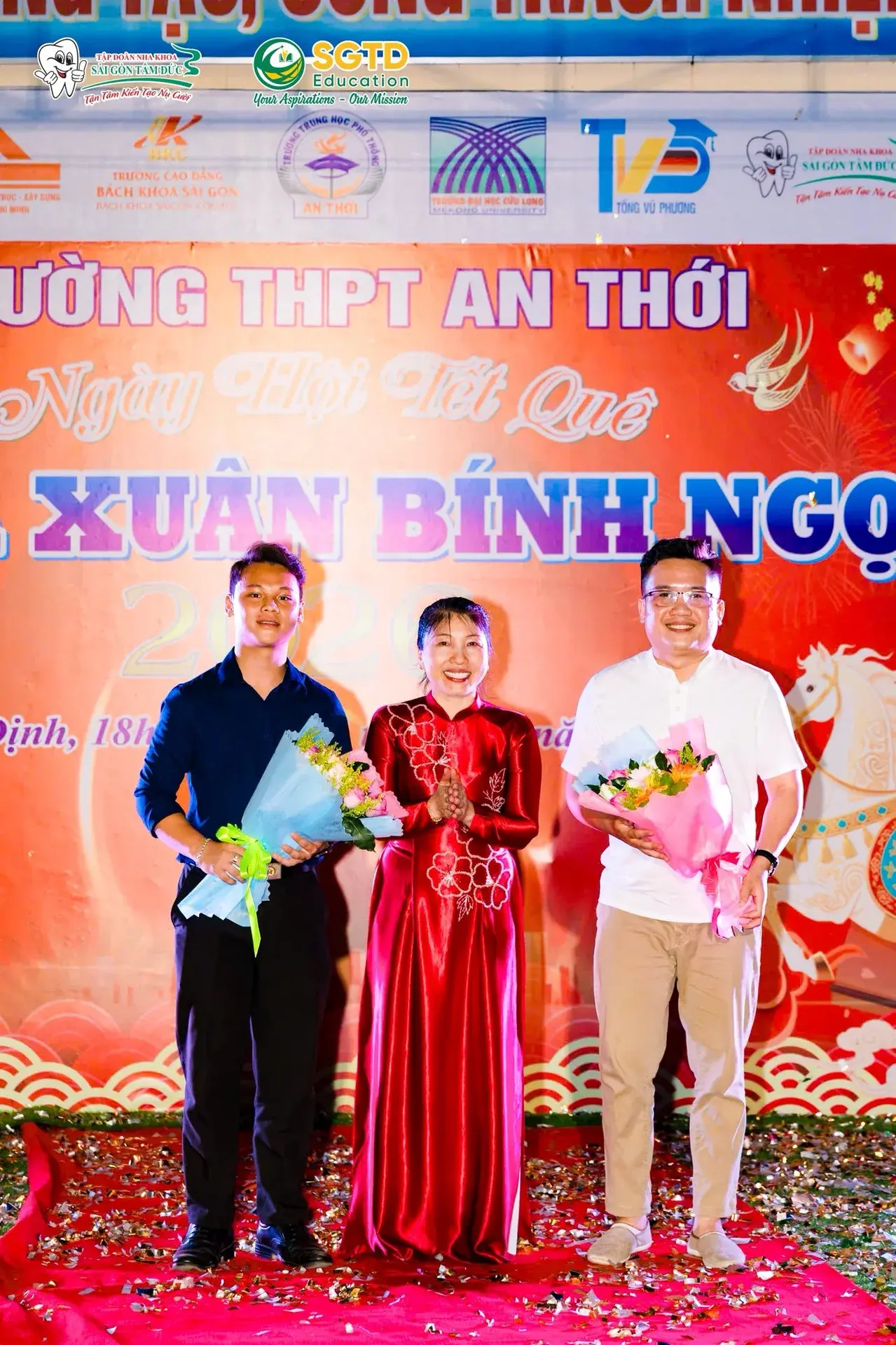 Học sinh nhận phần quà và chụp ảnh với banner Gala Xuân Bính Ngọ 2026