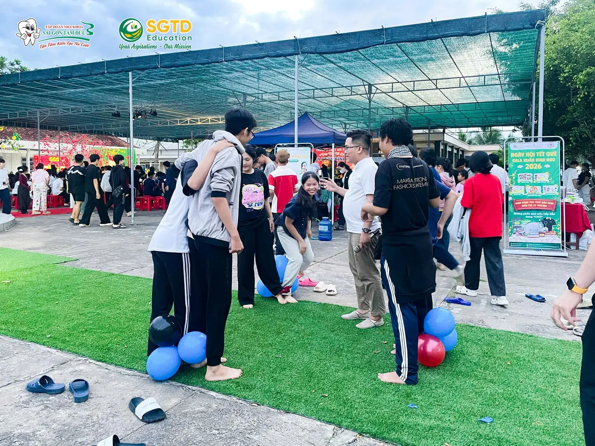 Học sinh sôi nổi tham gia trò đạp bóng đôi trên bãi cỏ