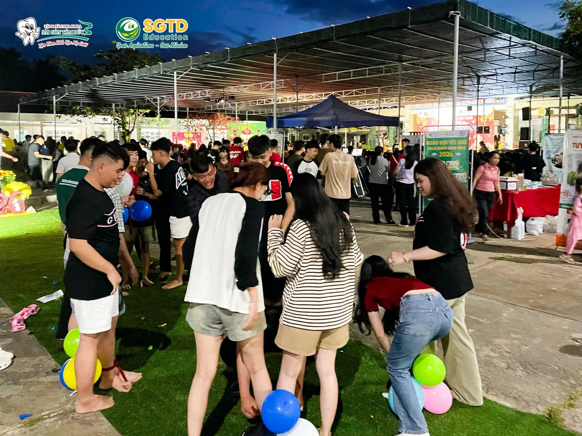 Nhóm đội ngũ SGTD Education và khách mời chụp ảnh kỷ niệm tại Gala