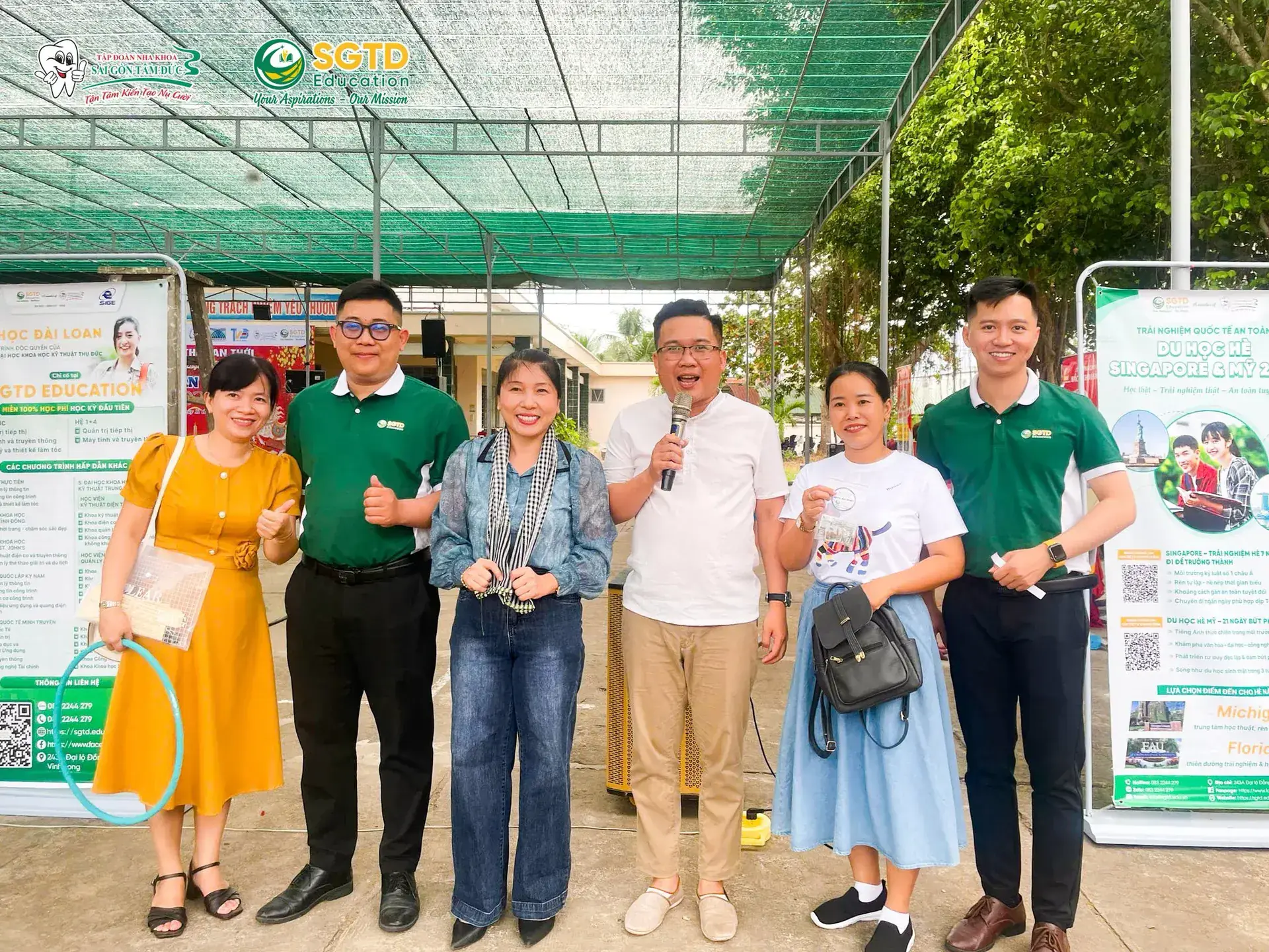 Đại diện SGTD Education tham gia trò ném lon cùng học sinh
