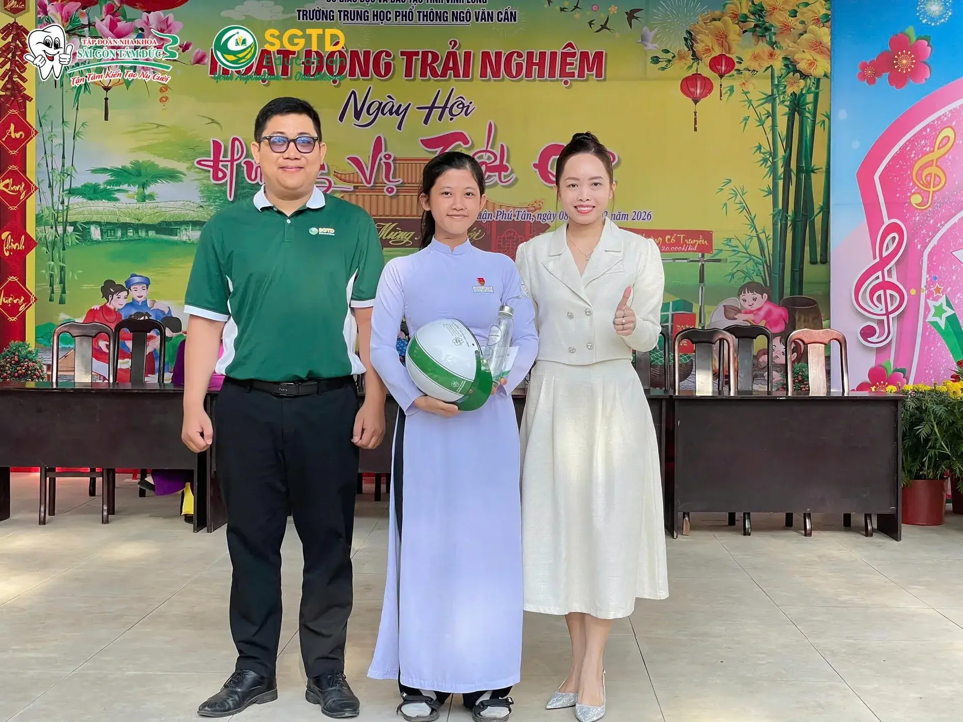 Nhóm học sinh nhận phần thưởng cùng đại diện SGTD Education